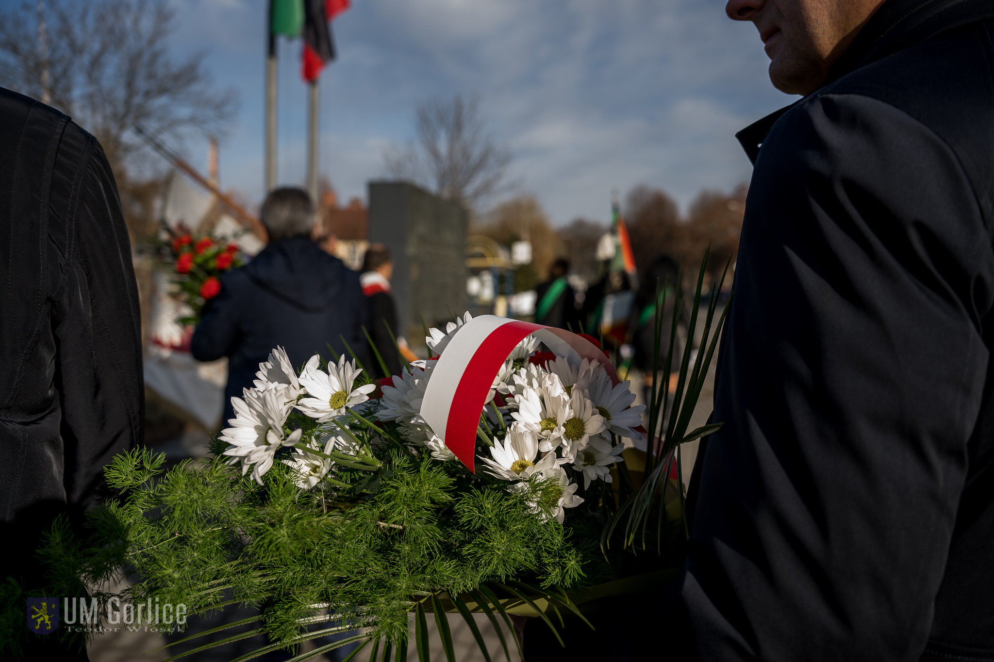 Wiązanka kwiatów, trzymana przez uczestnika wydarzenia