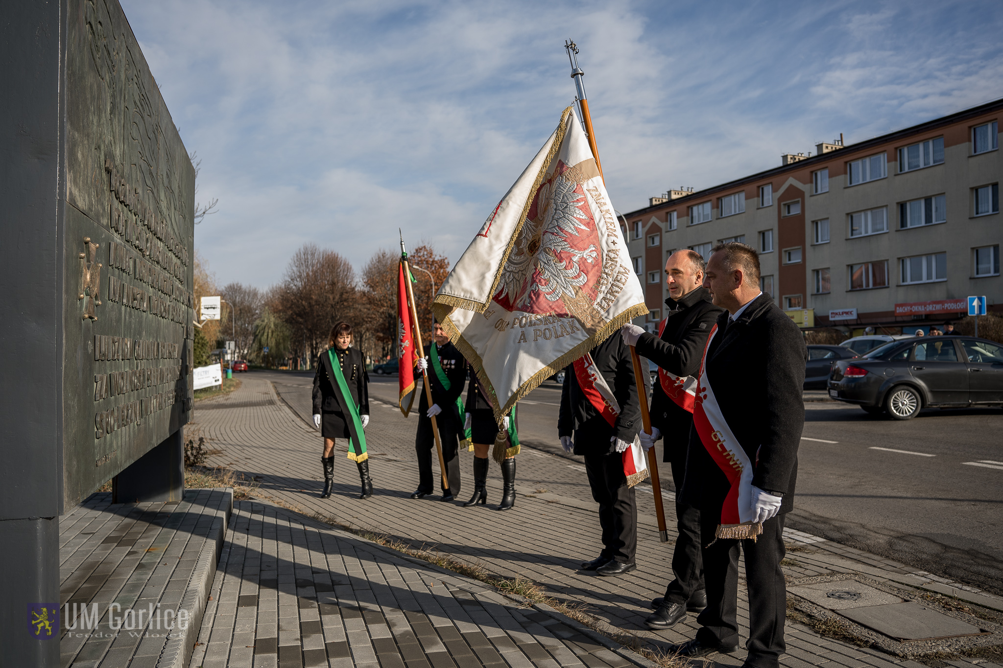 Poczty sztandarowe pod pomnikiem