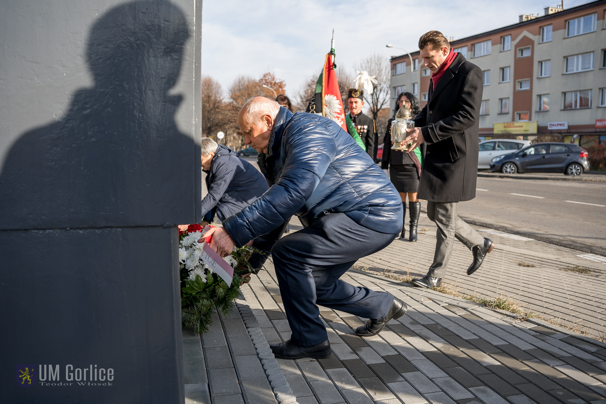 Składanie wieńcow pod pomnikiem