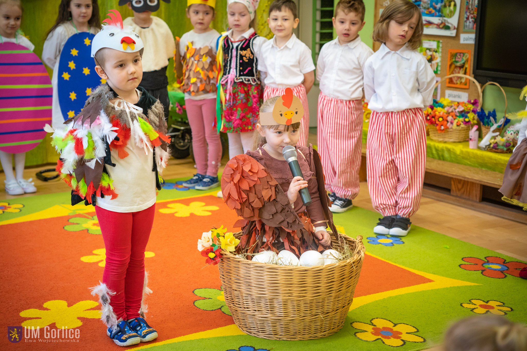 Przedszkolaki podczas przedsatwienia wilelkanocnego w Miejskim Przedszkolu nr 3