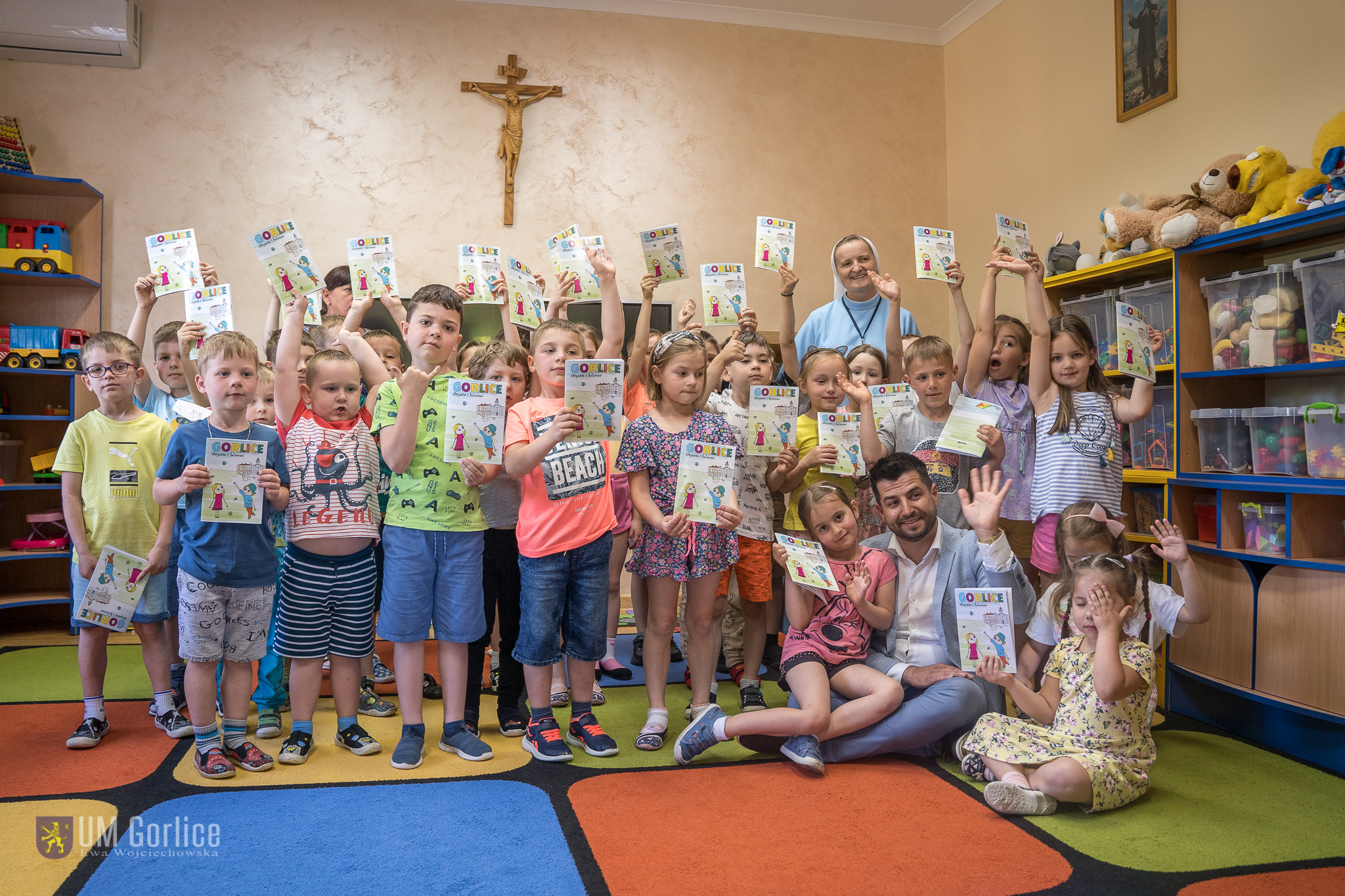 Zastępca Burmistrza Łukasz Bałajewicz z przedszkolakami