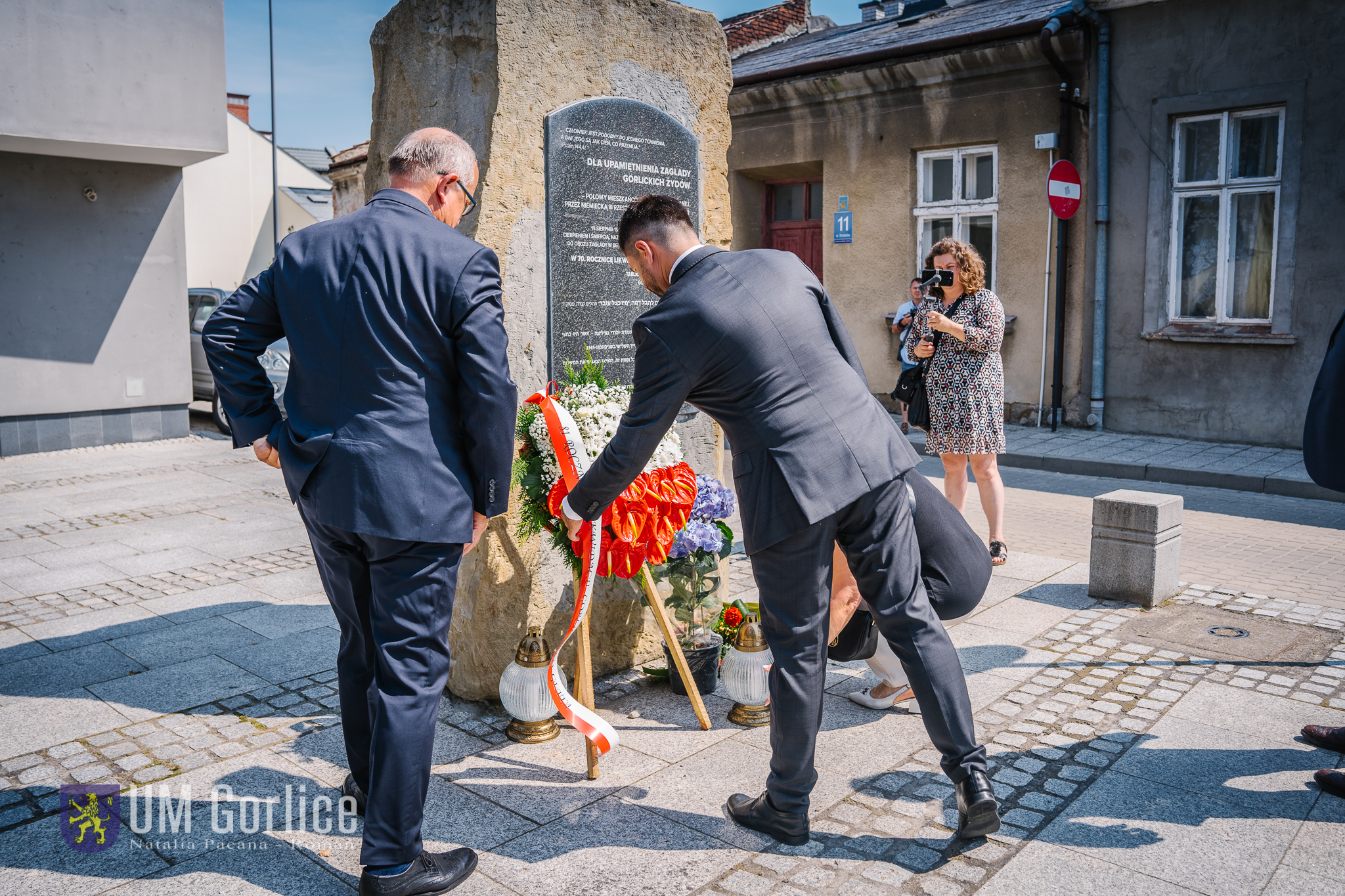 Złożenie kwiatów pod pomnikiem 