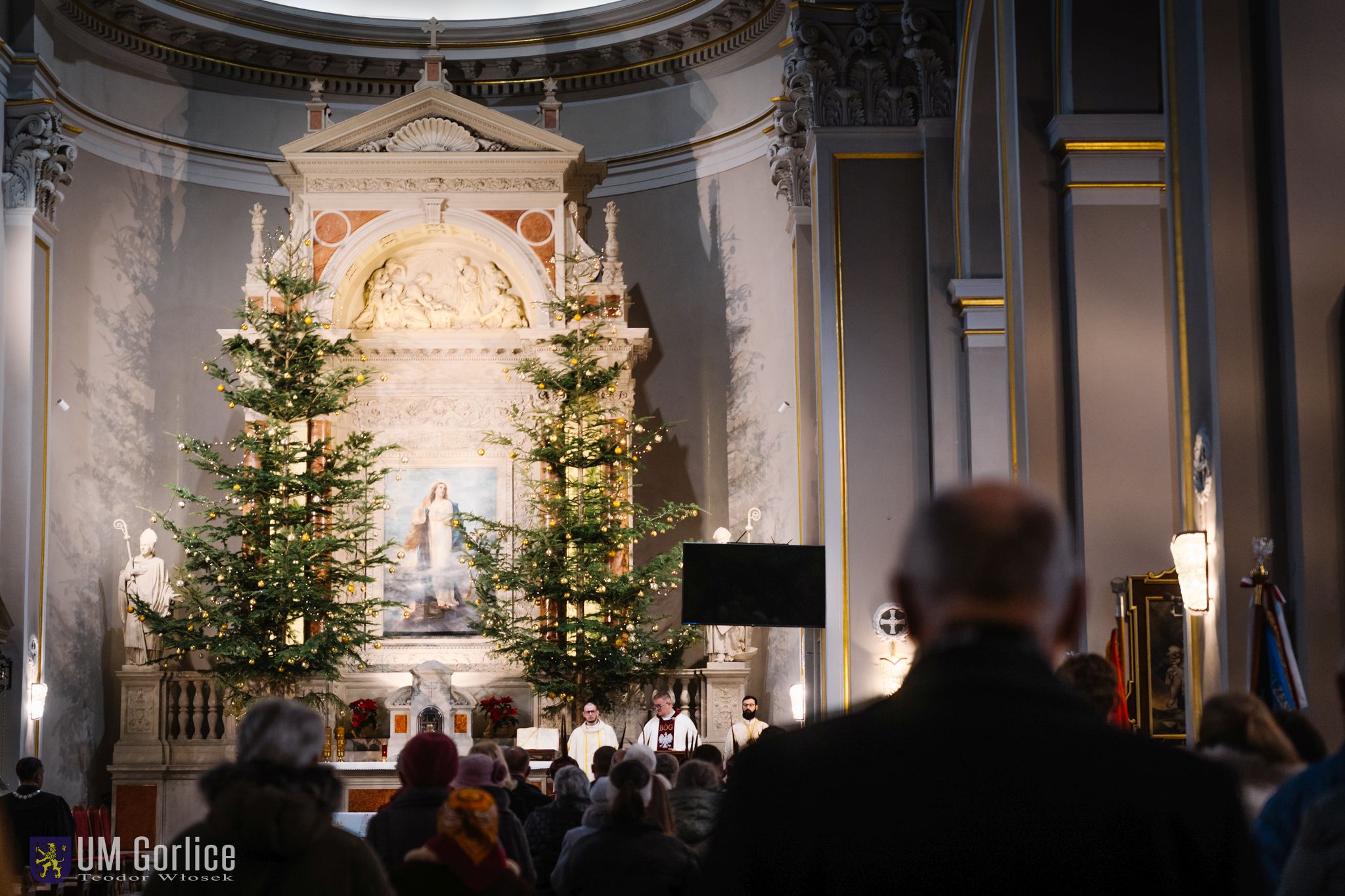 Uczestnicy uroczystości w kościele.