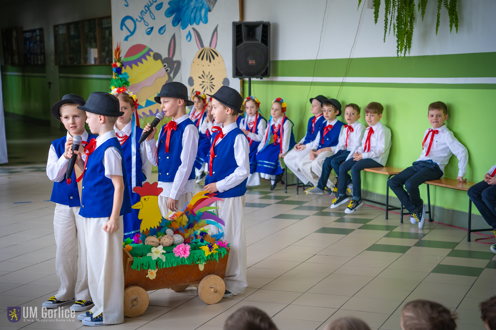 Dzieci z kuwą wielkanocną podczas przedstawienia z okazji Wielkanocy w Miejskim Zespole Szkół nr 5