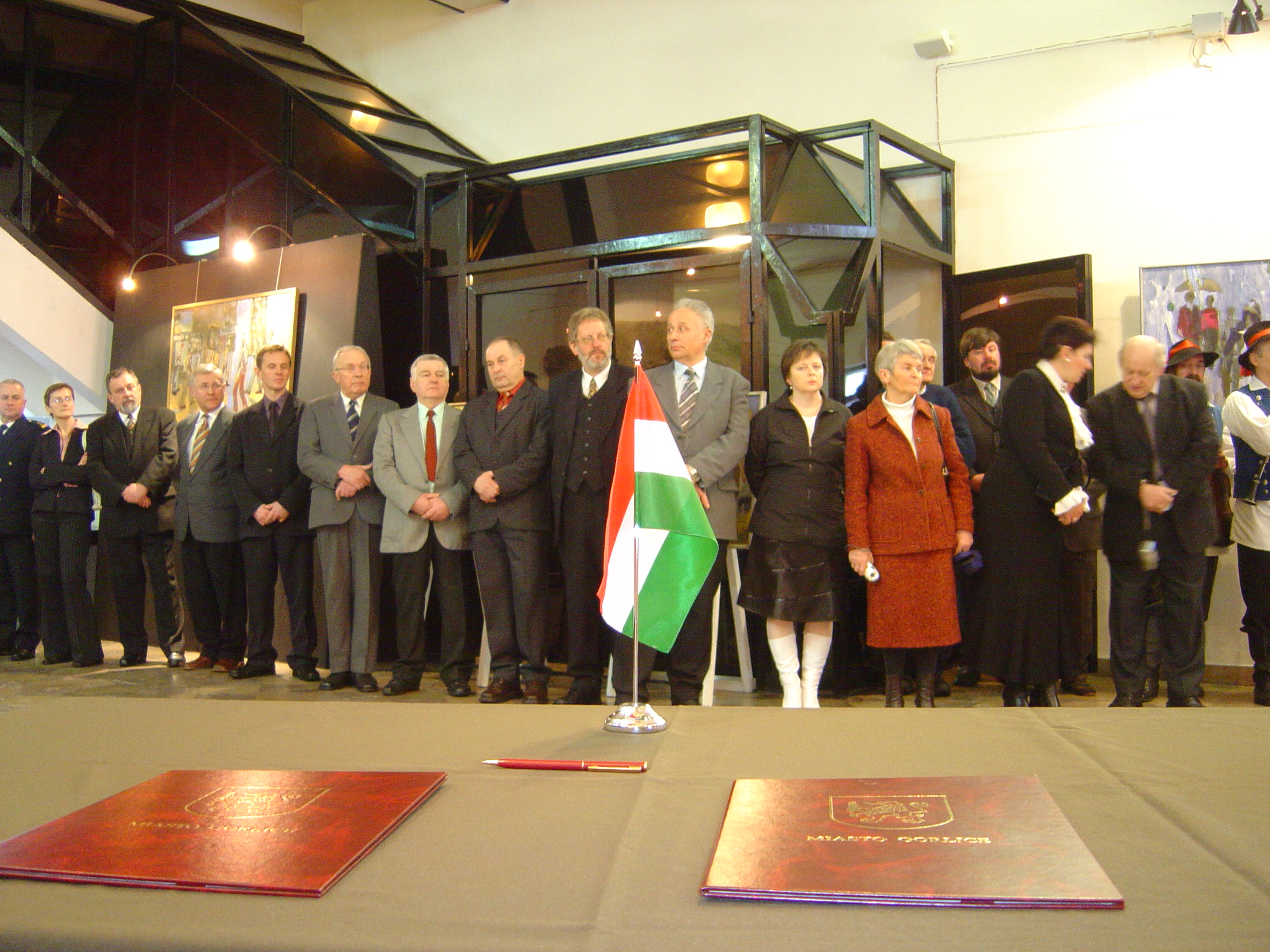 Rok 2006, uczestnicy podpisania umowy w Dworze Karwacjanów i Gładyszów