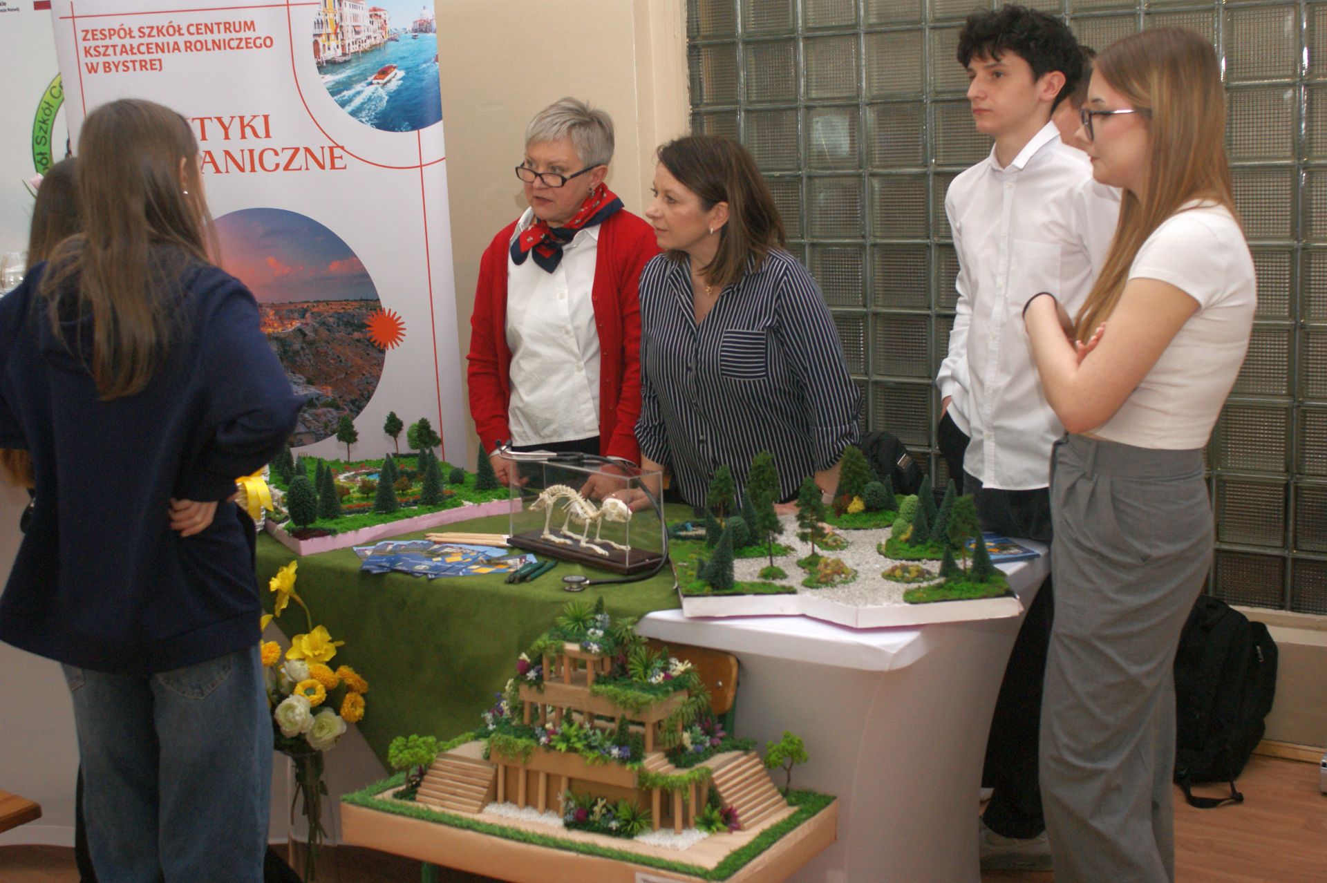 Reprezentacja jednej ze szkół podczas III Festiwalu Szkół Ponadpodstawowych w MZS nr 6