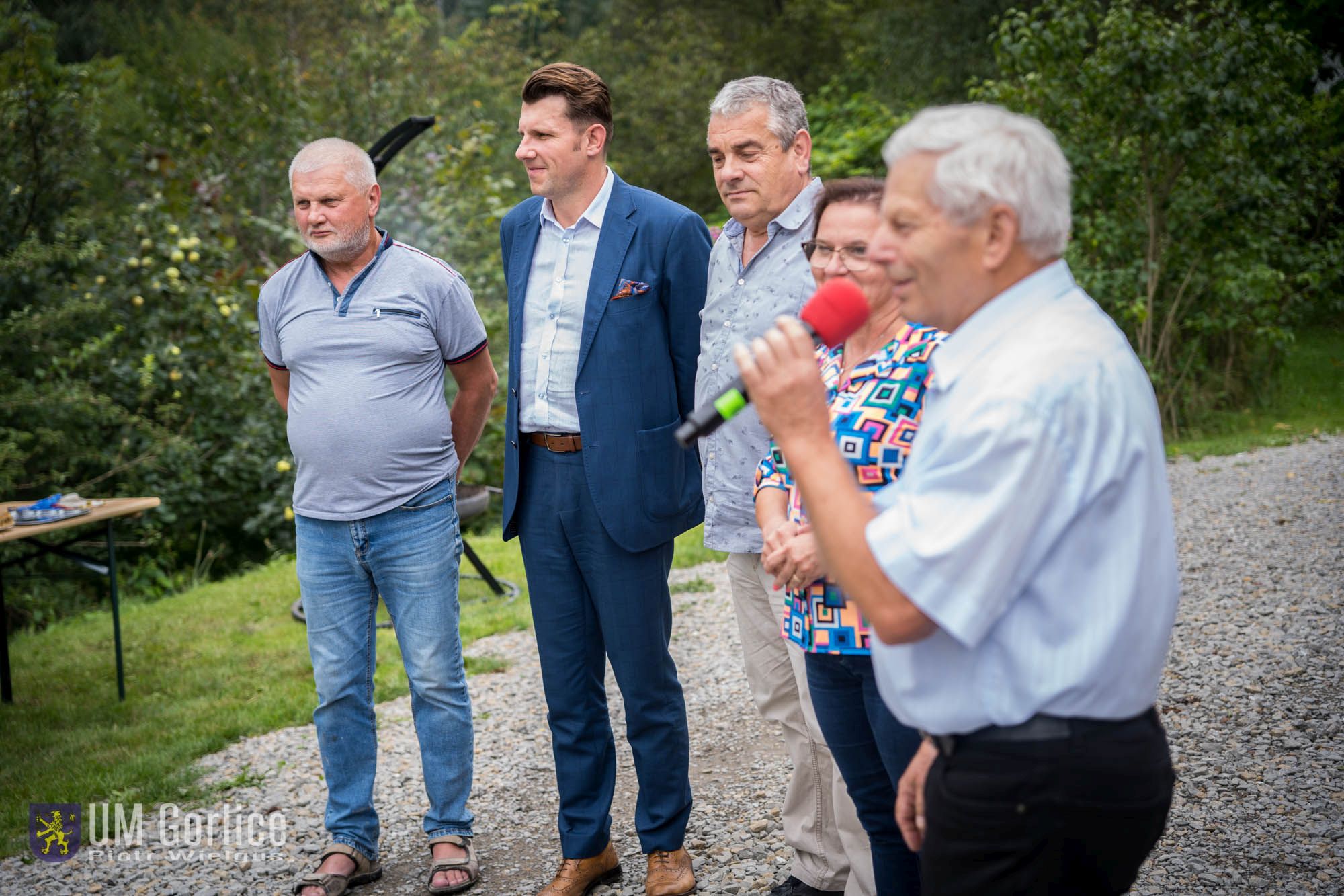 Przemawia Edward Marek, w tle burmistrz, radna i przewodniczący.