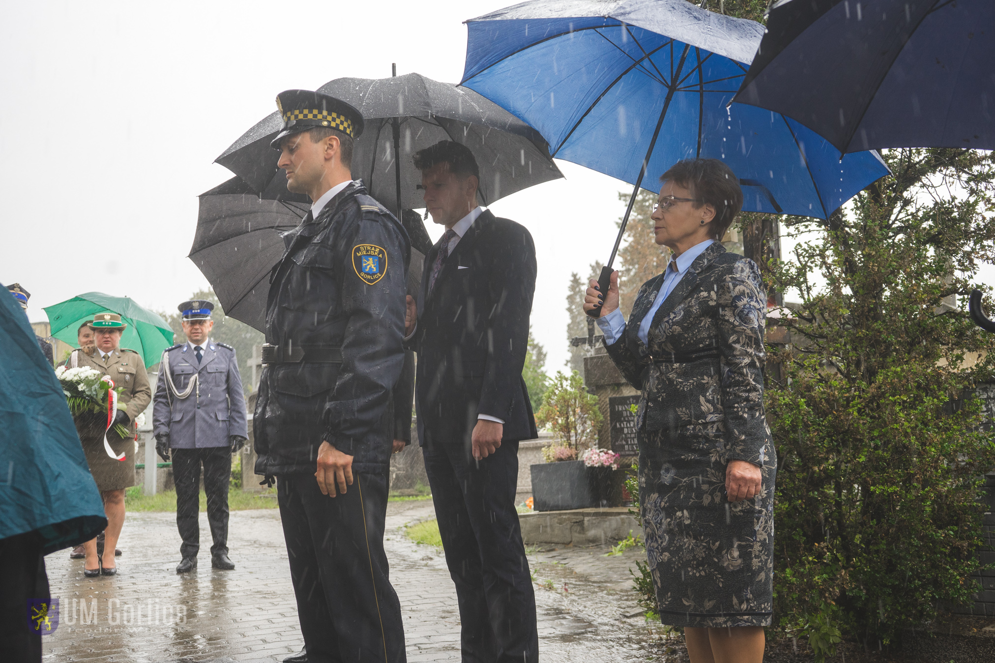 Składanie wieńców pod krzyżem katyńskim