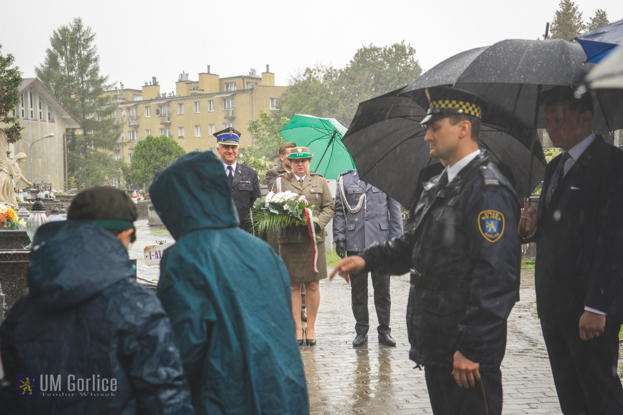 Składanie wieńców pod krzyżem