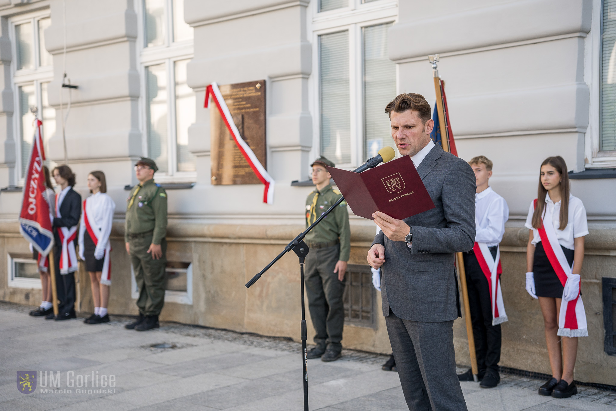 Burmistrz Rafał Kukla podczas uroczystości upamiętniająca działalność edukacyjną oraz patronkę byłej Szkoły Podstawowej nr 2 – Urszulę Gruszczyńską-Hermachową.