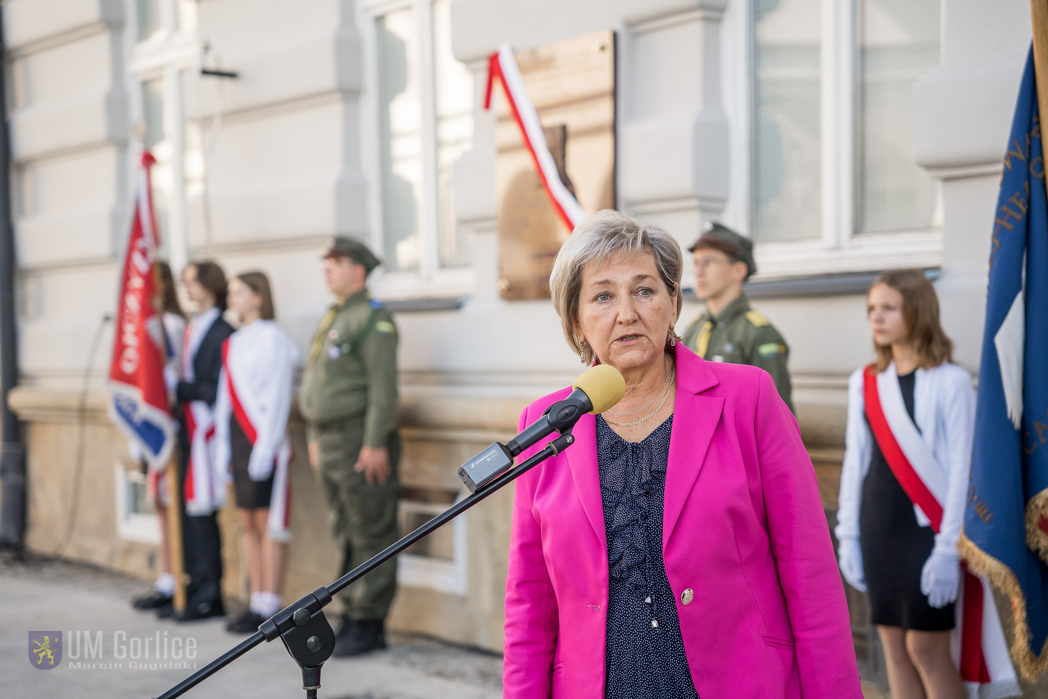 Halina Zajdel przemawiająca podczas upamiętniająca działalność edukacyjną oraz patronkę byłej Szkoły Podstawowej nr 2 – Urszulę Gruszczyńską-Hermachową.
