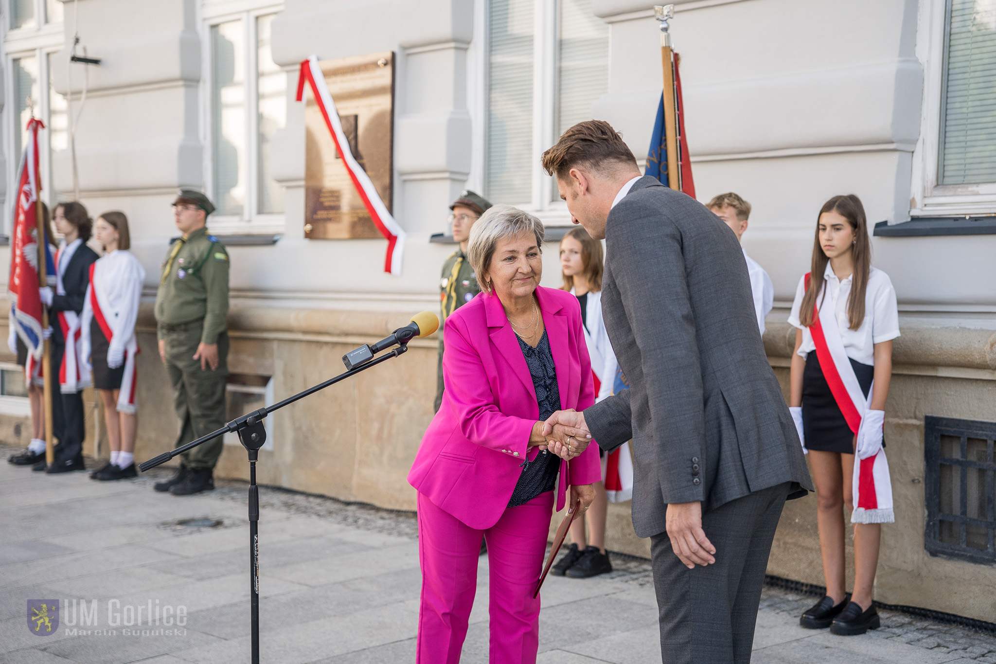 Halina Zajdel i burmistrz Rafał Kukla uściskają sobie dłoń