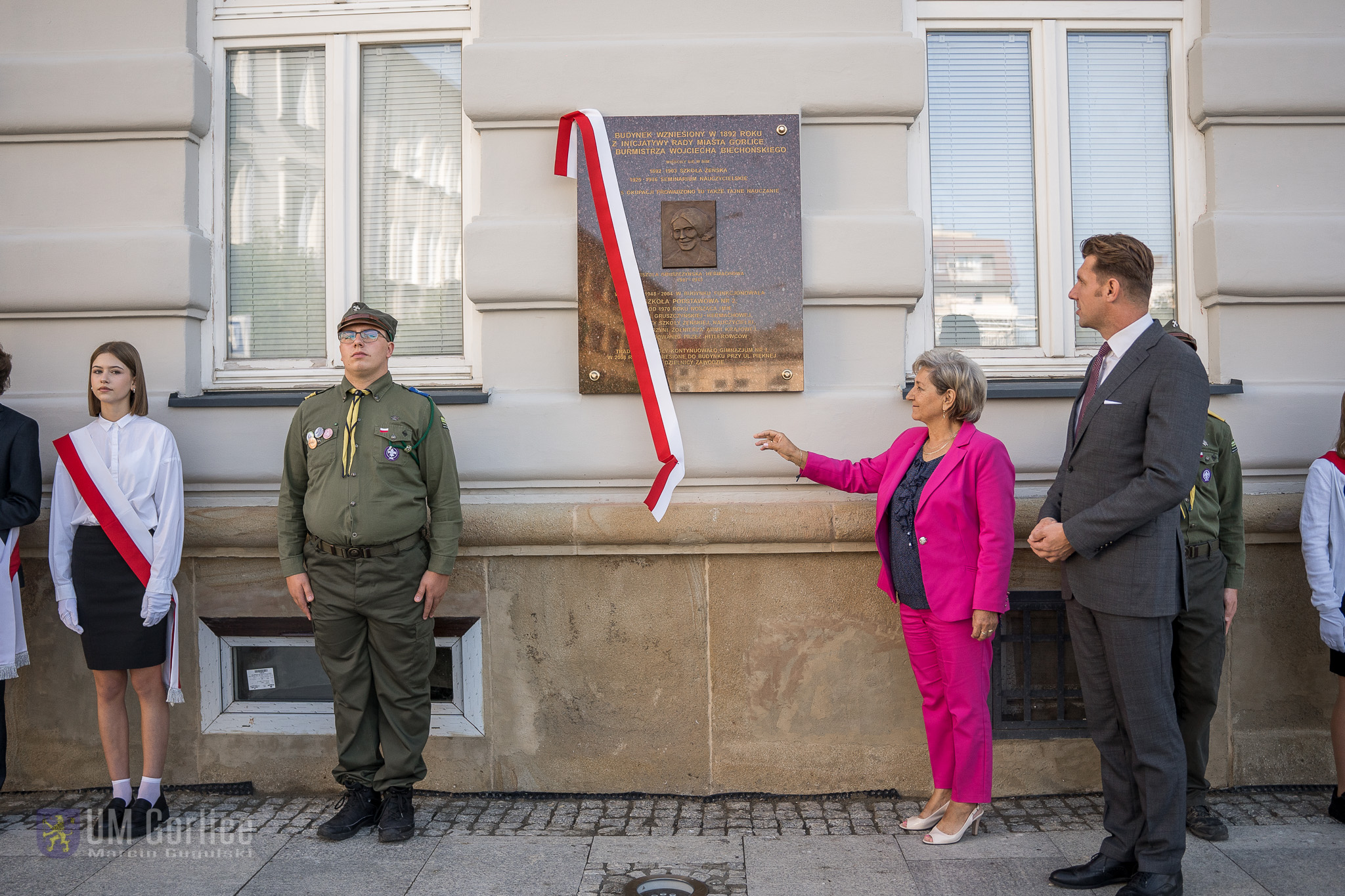 Halina Zajdel i burmistrz Rafał Kukla odsłaniający tablicę