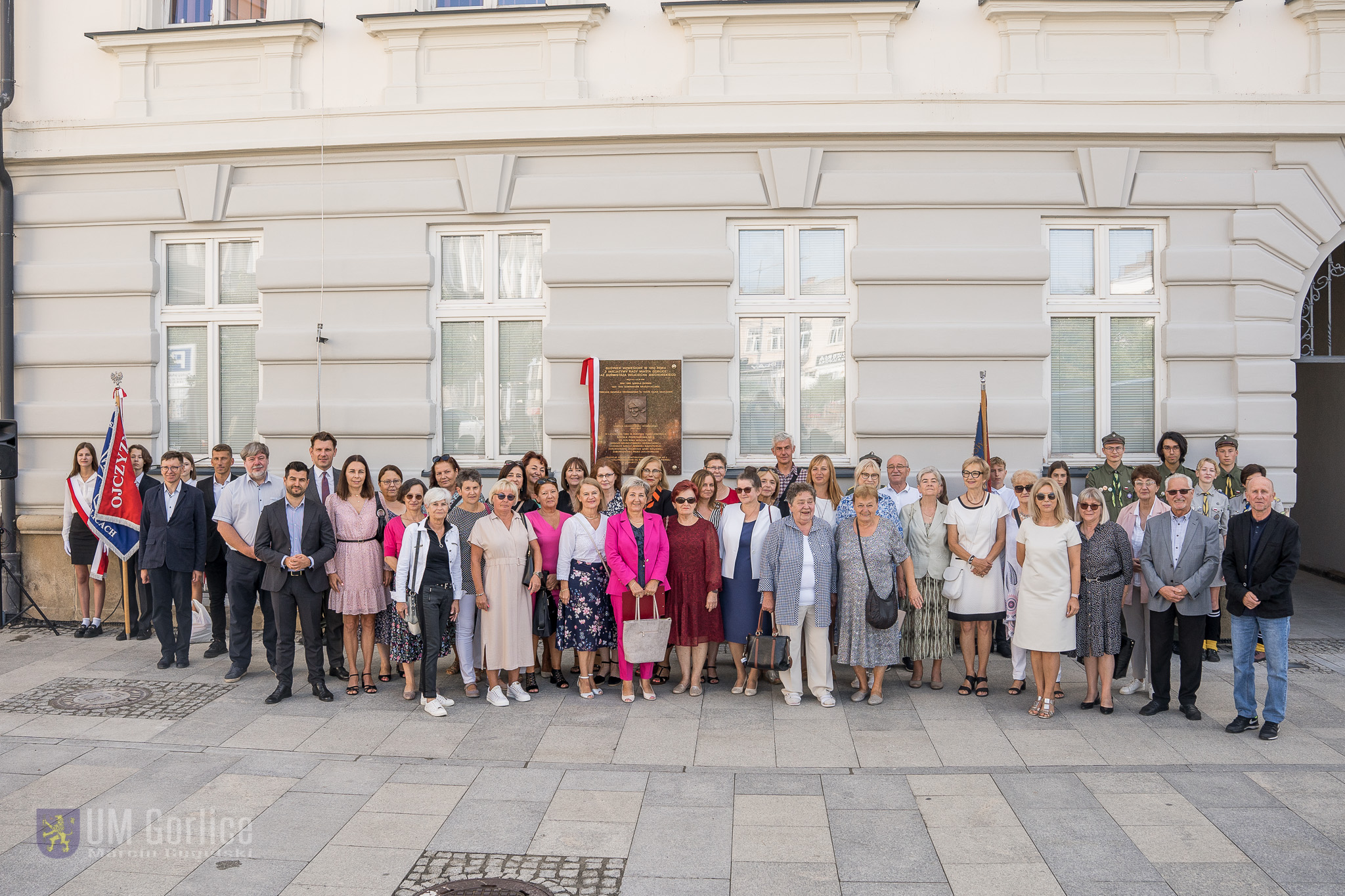 Zdjęcie grupowe - goście na uroczystości Goście na uroczystości upamiętniająca działalność edukacyjną oraz patronkę byłej Szkoły Podstawowej nr 2 – Urszulę Gruszczyńską-Hermachową