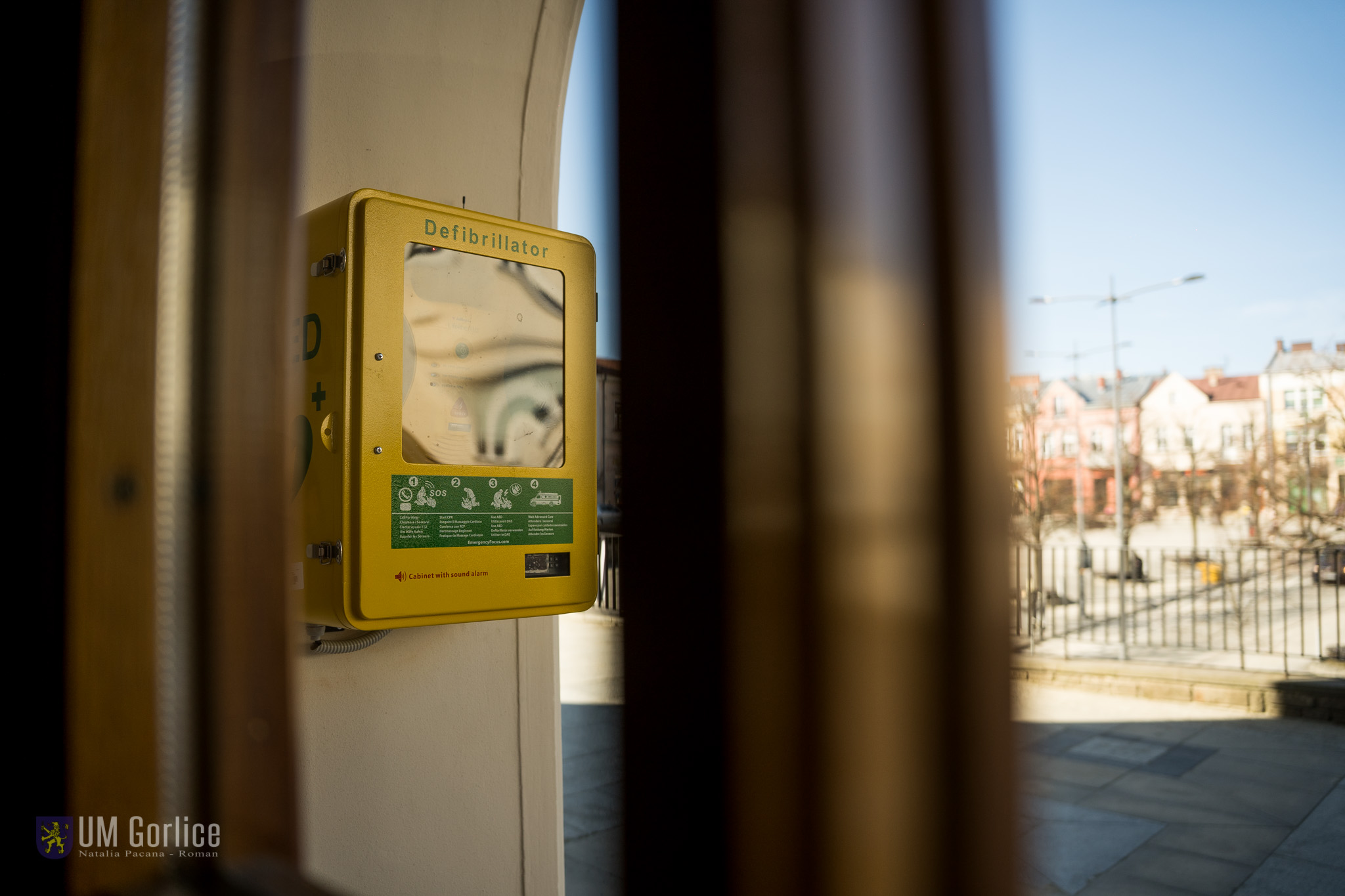 Defibrylator przy wejściu do gorlickiego Ratusza - widok ze środka Ratusza