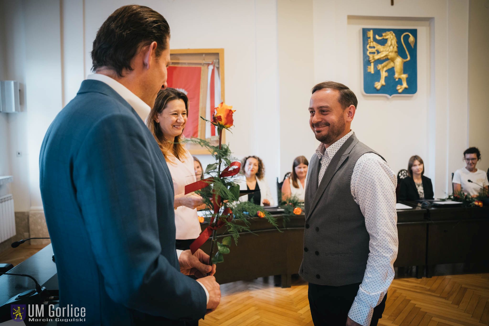 Burmistrz wręcza awanse zawodowe w ratuszu.