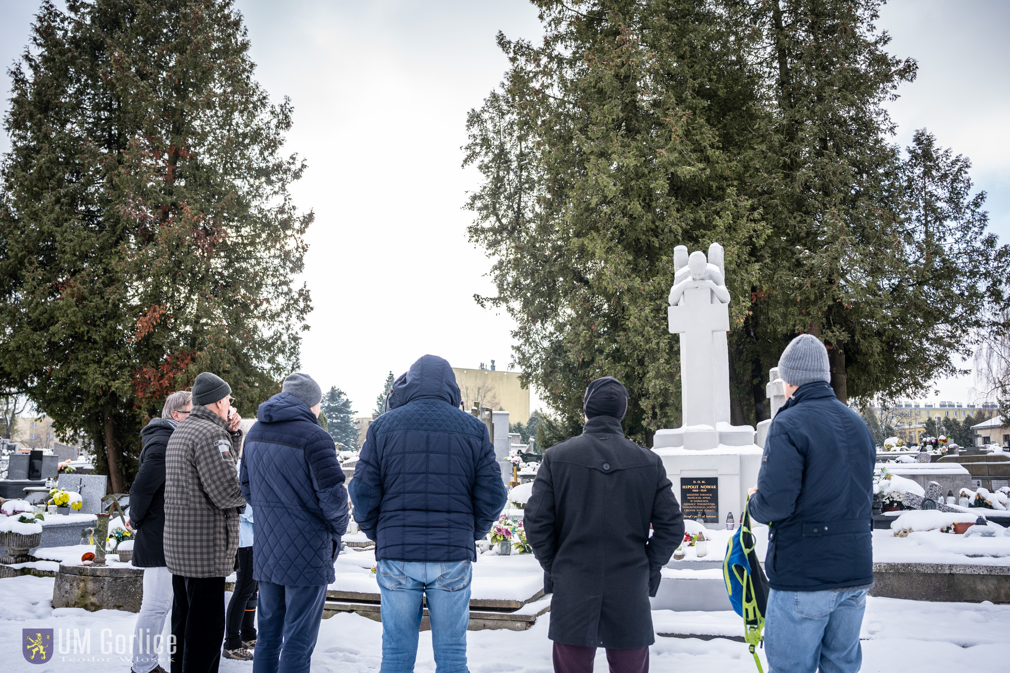 Komisja przed nagrobkiem 