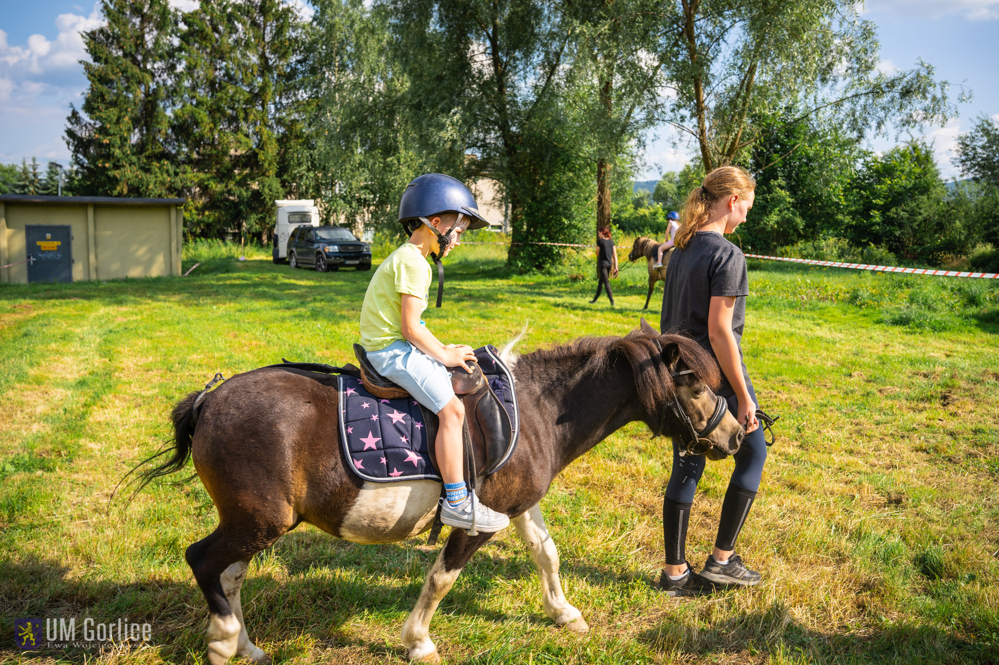 Przejazdy kucykiem na Pikniku Rodzinnym na Osiedlu Magdalena