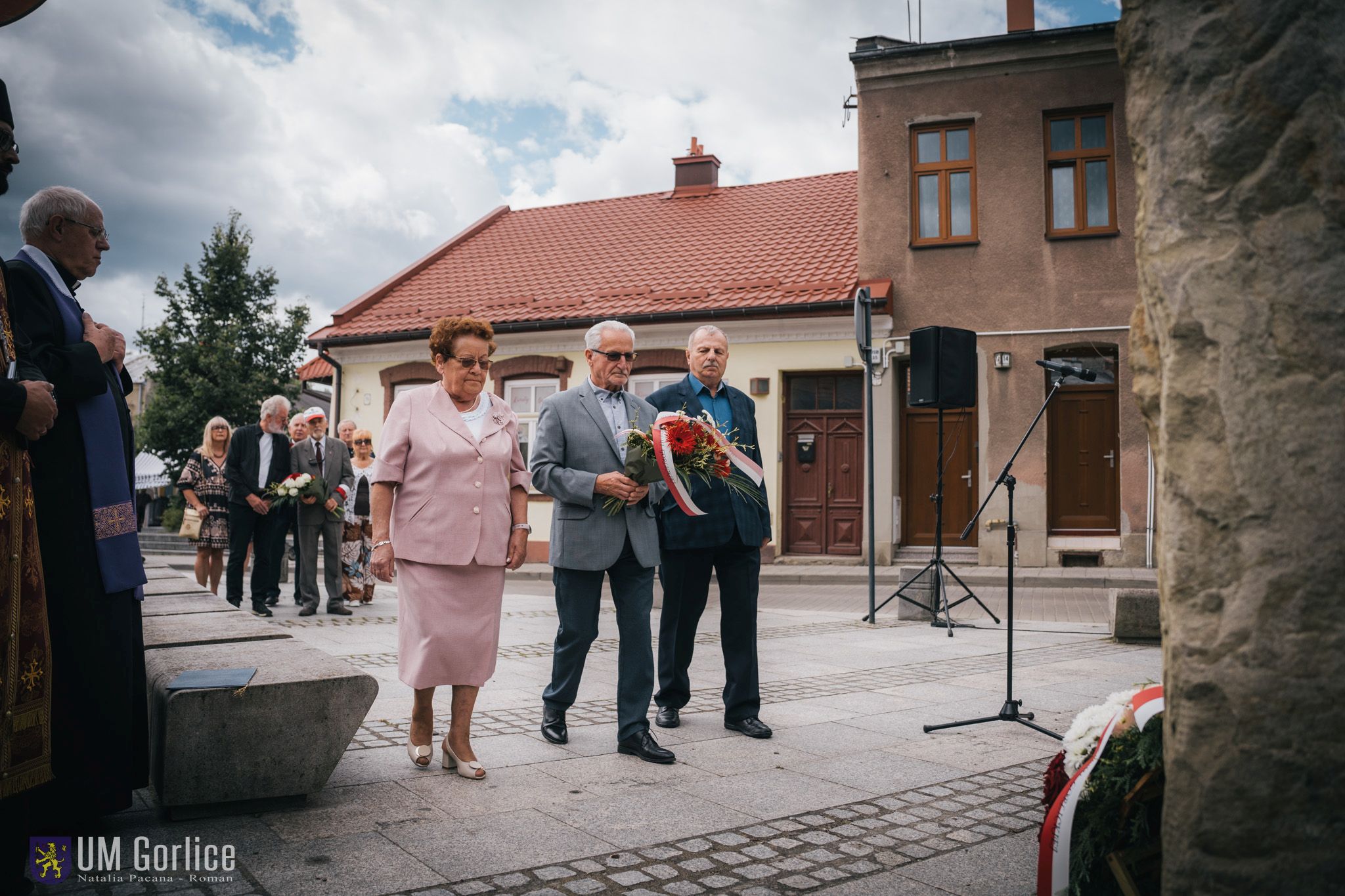 Przedstawiciele Miłosników Ziemi Gorliciej składają wiązankę.