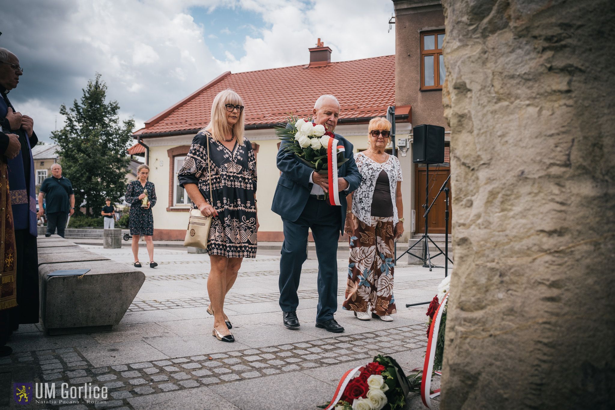 Przedstawiciele Rady Seniorów składają wiązankę.