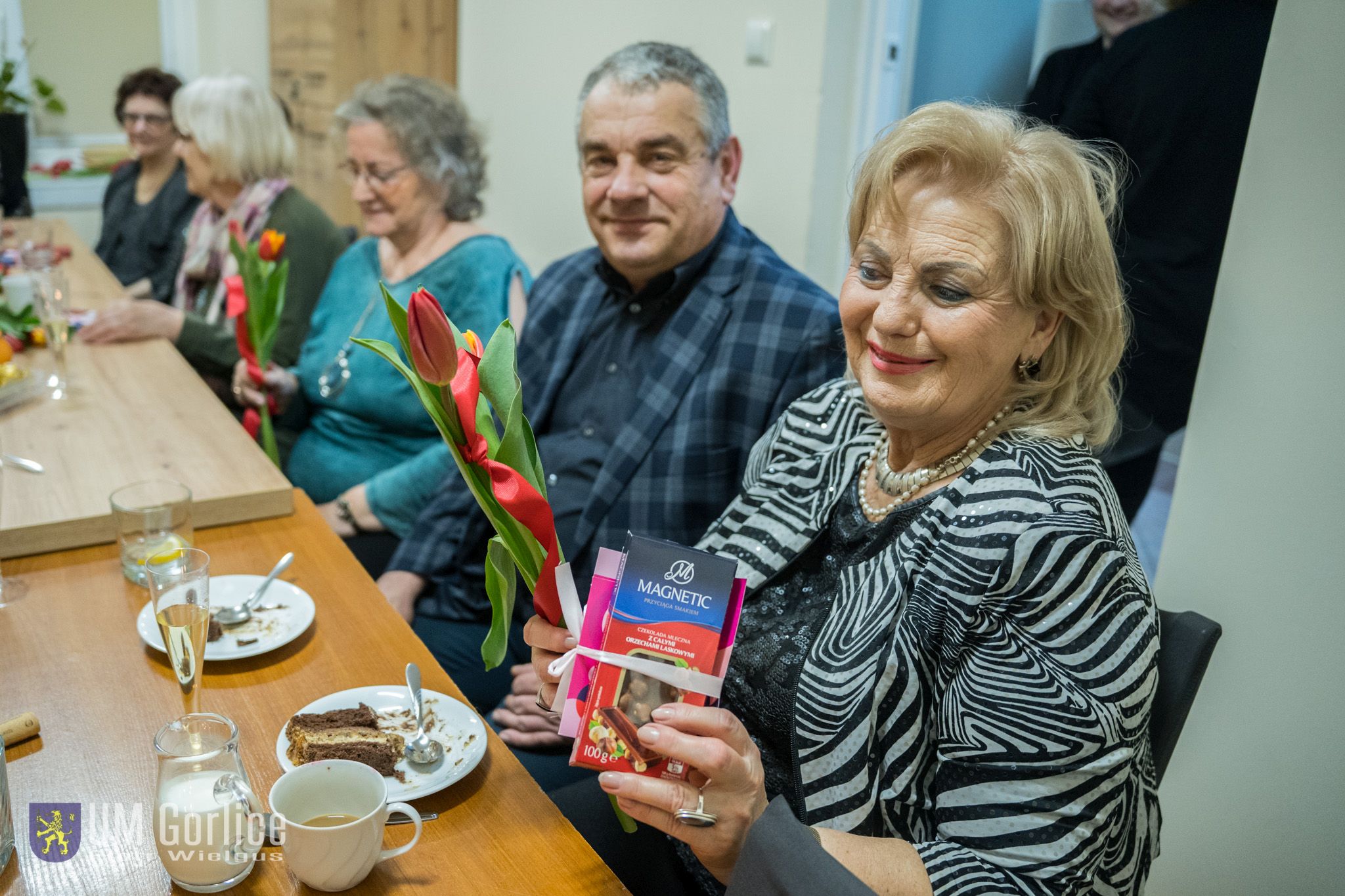 Maria Olczyk i Robert Ryndak siedzą przy stole i pozują do zdjęcia.