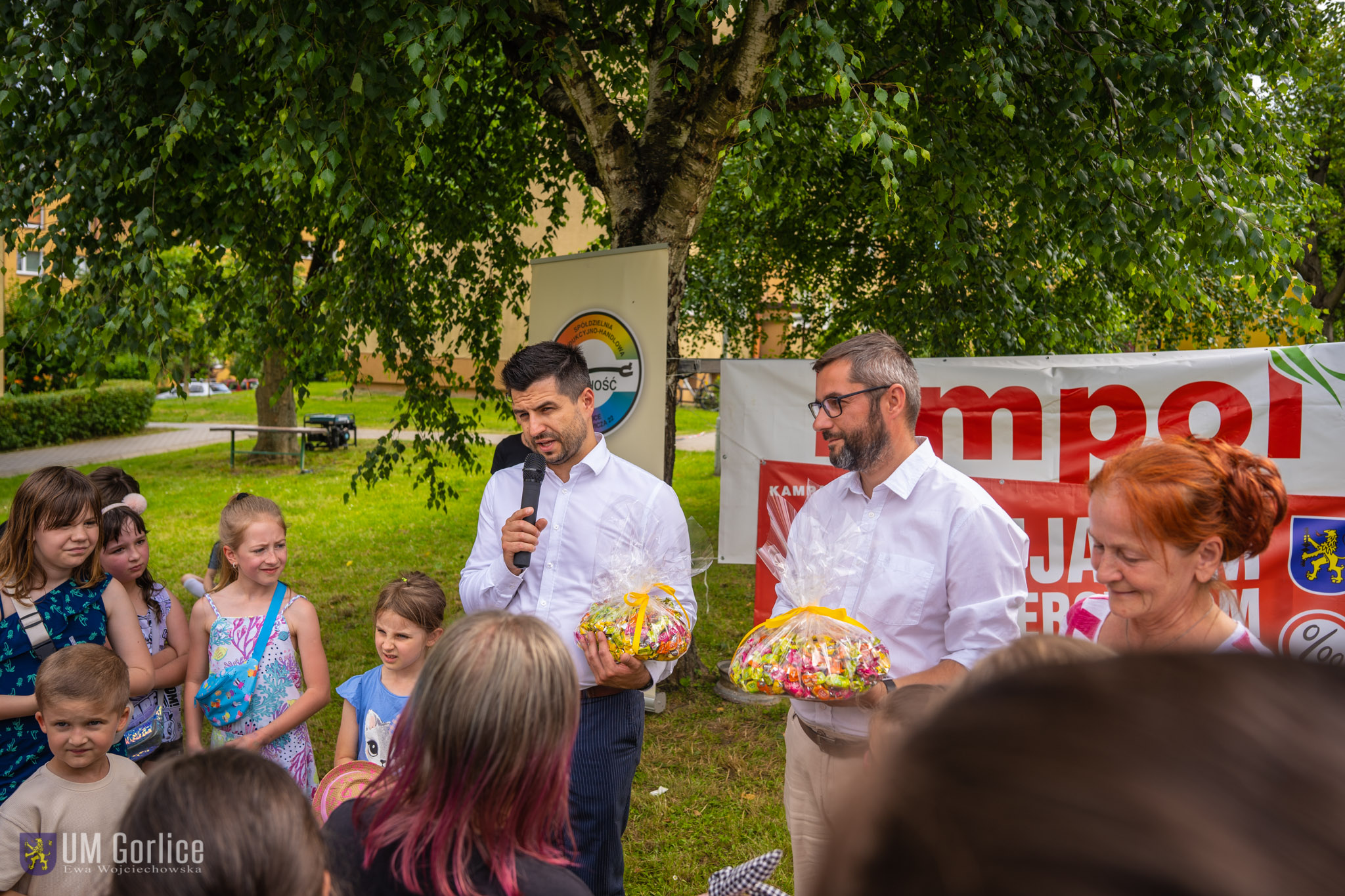 Zastęcpa burmistrza Łukasz Bałajewicz oraz Prezes SM Małopolska Łukasz Igielski na pikniku na Osiedku Korczak