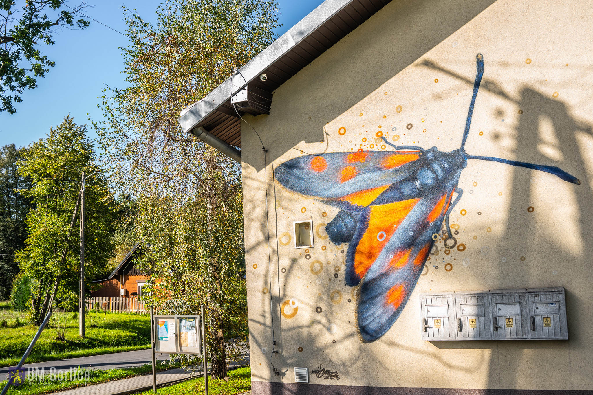 Mural przedstawiający kraśnika pięcioplamka na ścianie przedszkola przy ul. Dukielskiej
