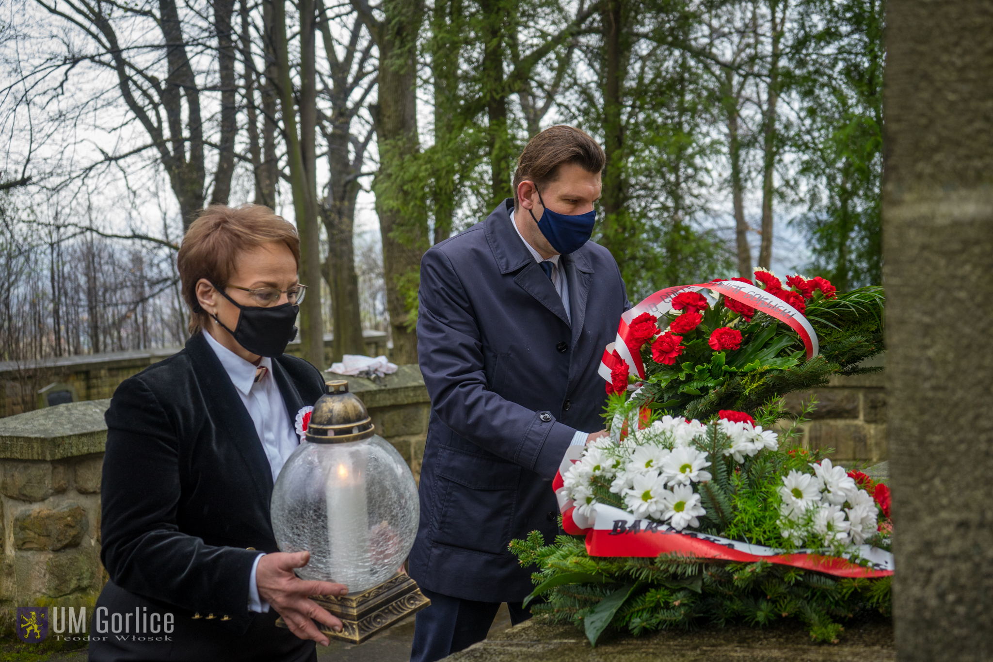 Maria Gubała zapala znicz, Rafał Kukla składa wieniec pod krzyżem centralnym