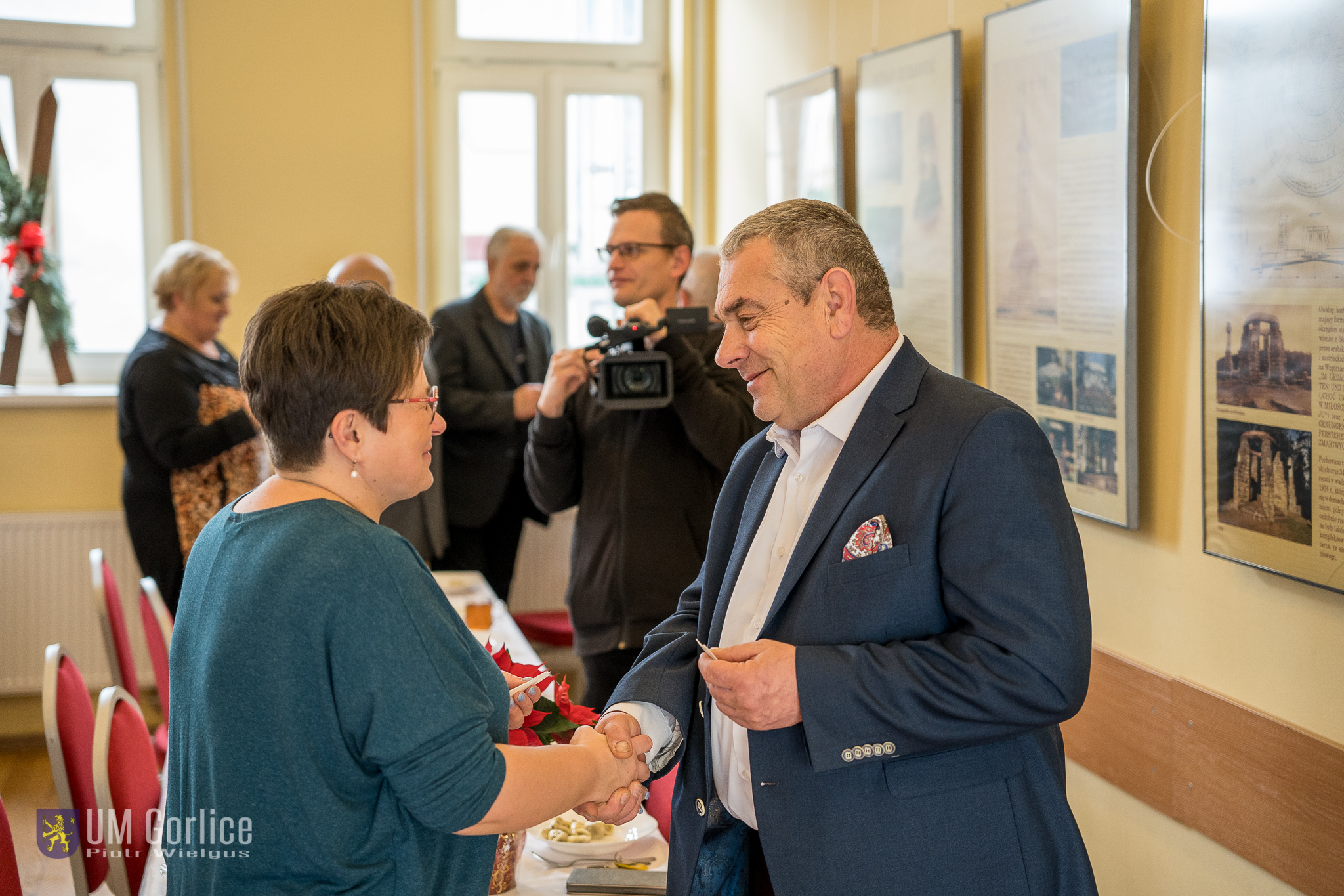 Podopieczni Dziennego Domu Seniora składają sobie życzenia.