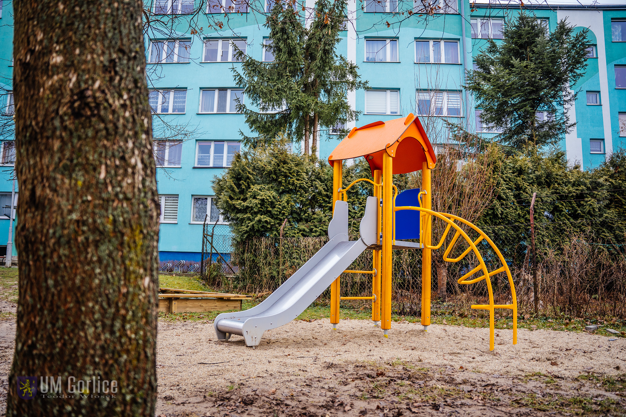 Wieża ze zjeżdżalnią na placu zabaw na Osiedlu Krasińskiego