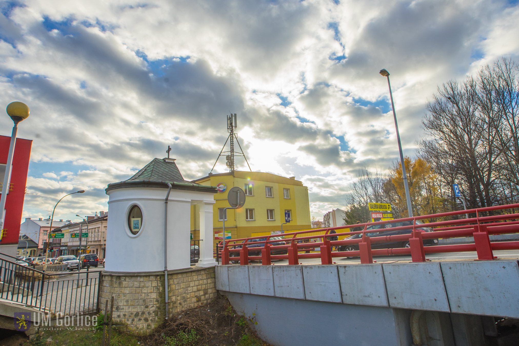 Widok kapliczki od strony mostu dla pieszych