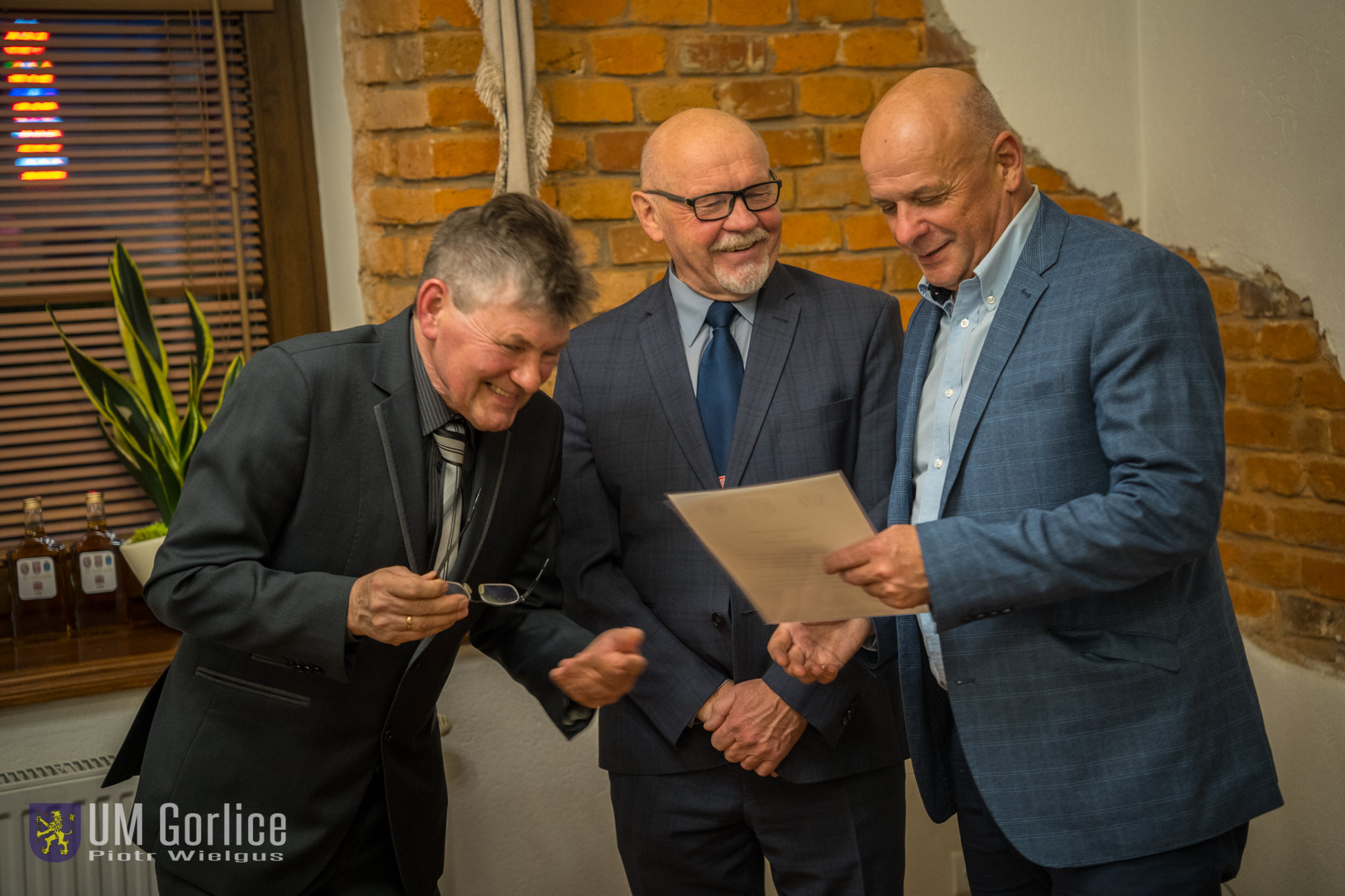 Marek Podraza odbiera odznakę.