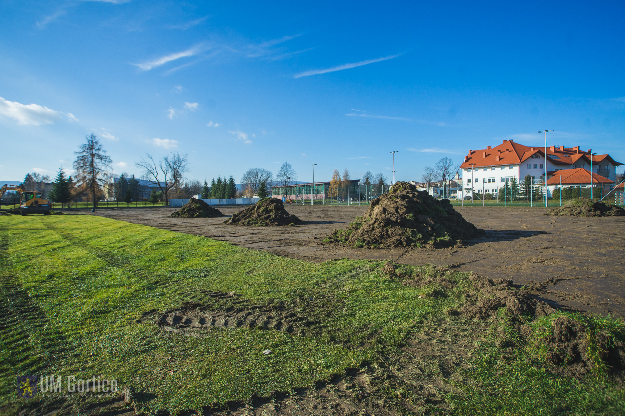 Prace ziemne na boisku otwartym na terenie Ośrodka Sportu i Rekreacji w Gorlicach