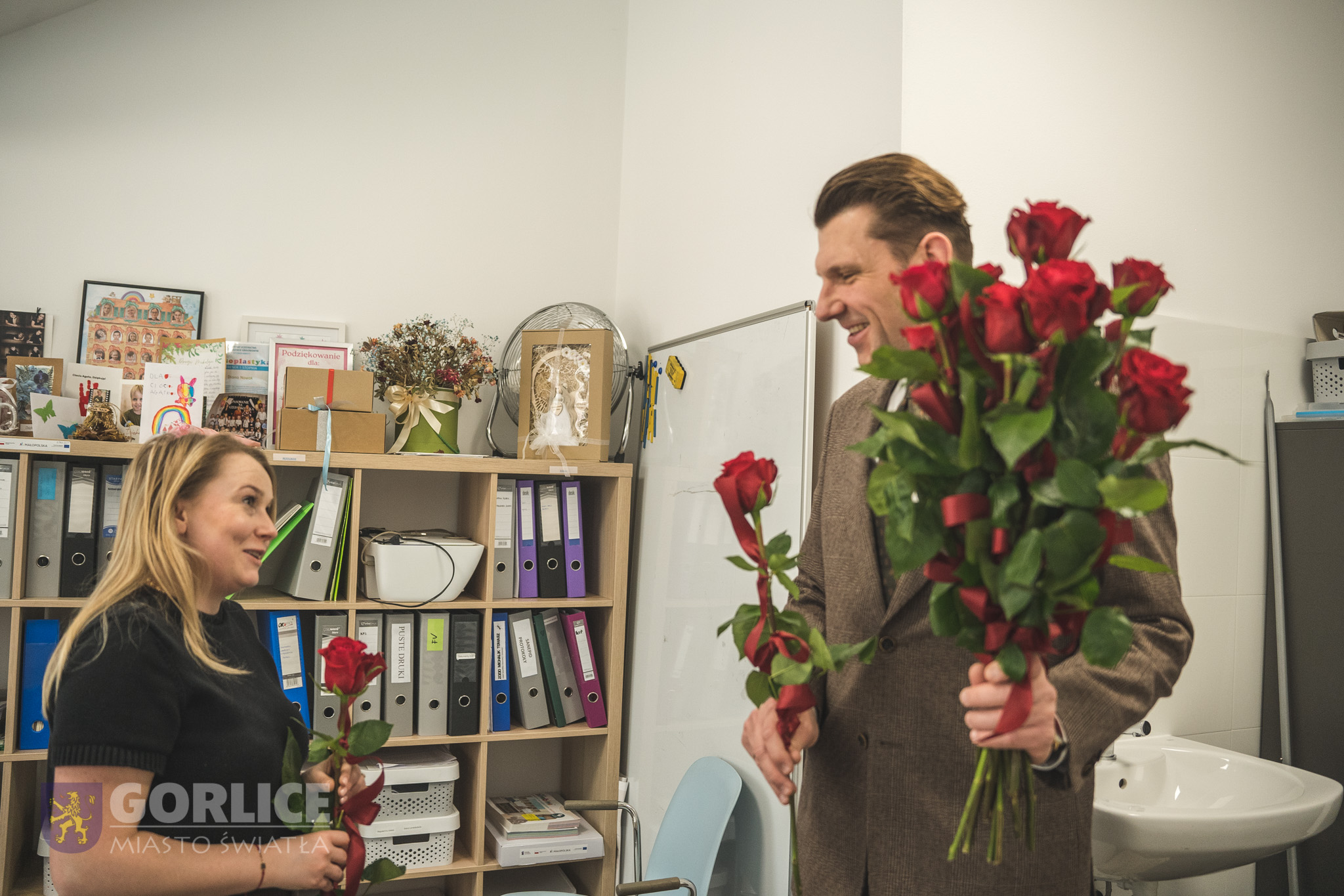 Burmistrz Miasta gorlice wręczajacy kwiaty opiekunkom gorlickich żłobków