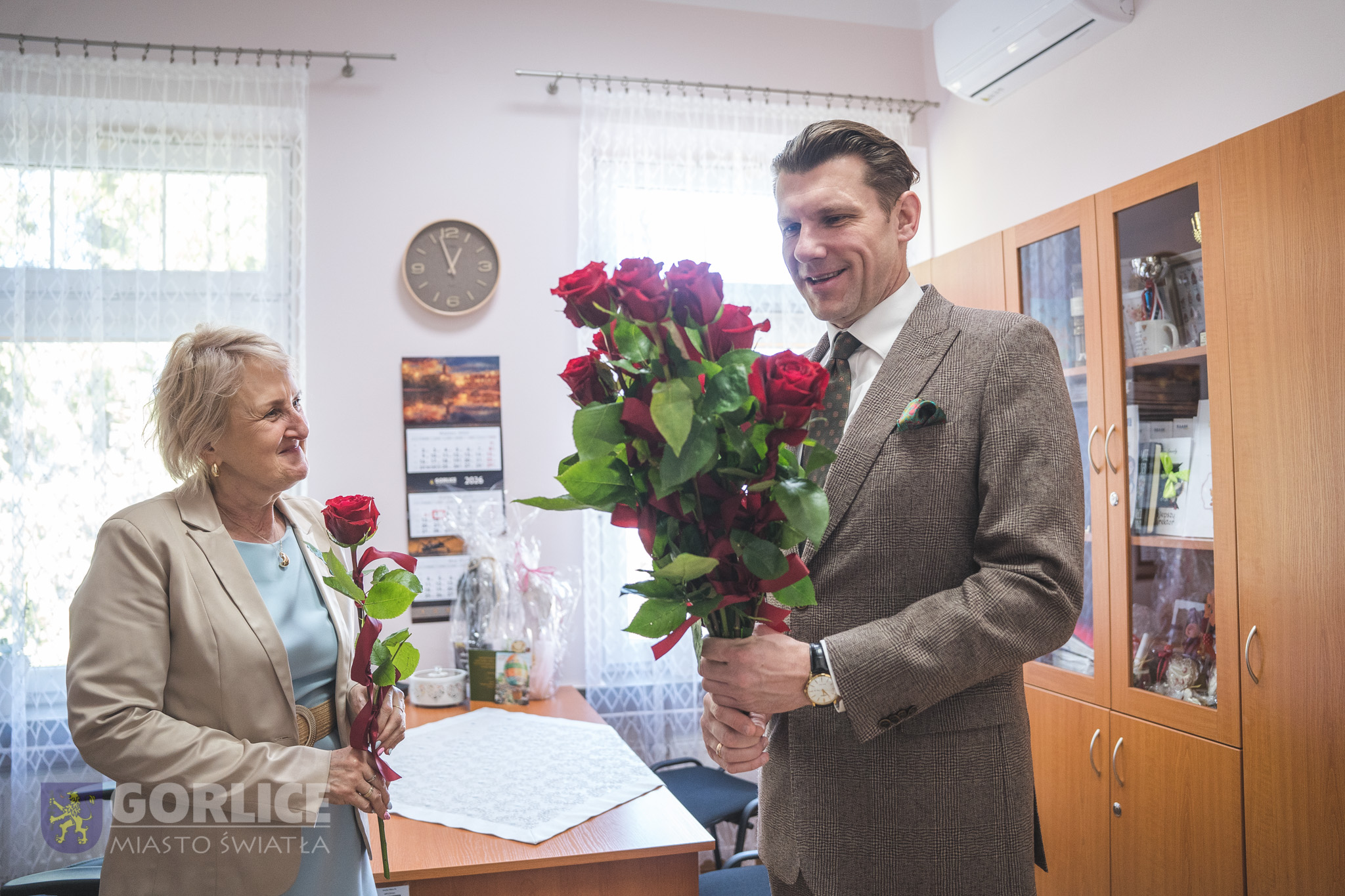 Burmistrz Miasta gorlice wręczajacy kwiaty opiekunkom gorlickich żłobków