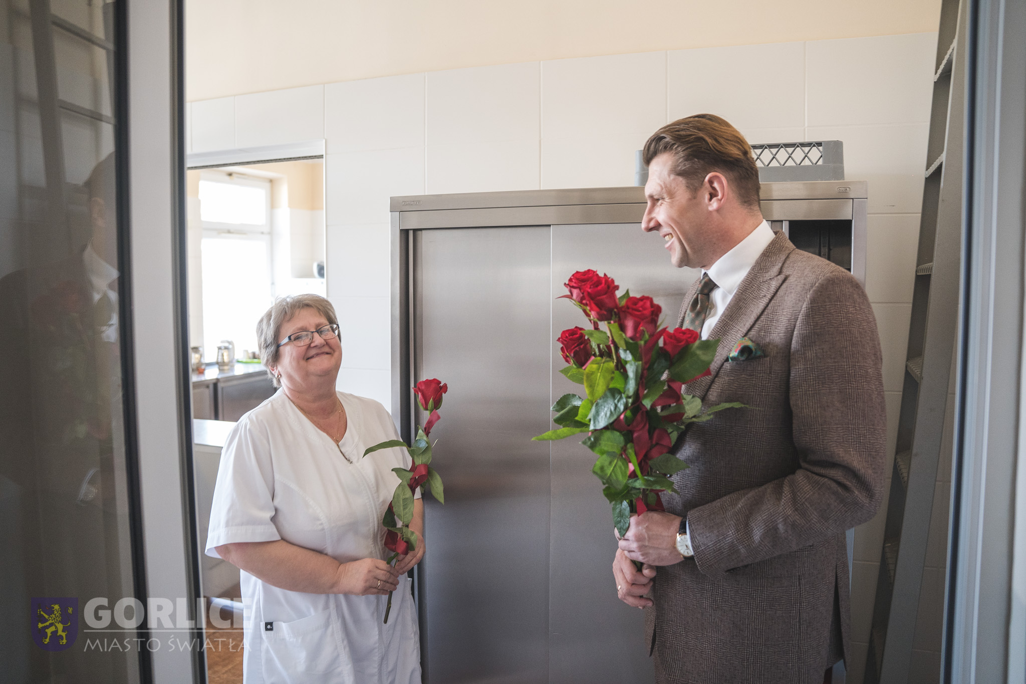 Burmistrz Miasta gorlice wręczajacy kwiaty opiekunkom gorlickich żłobków