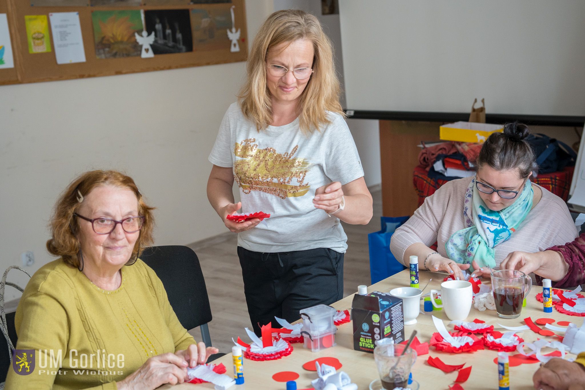 Seniorzy wykonują kotyliony.