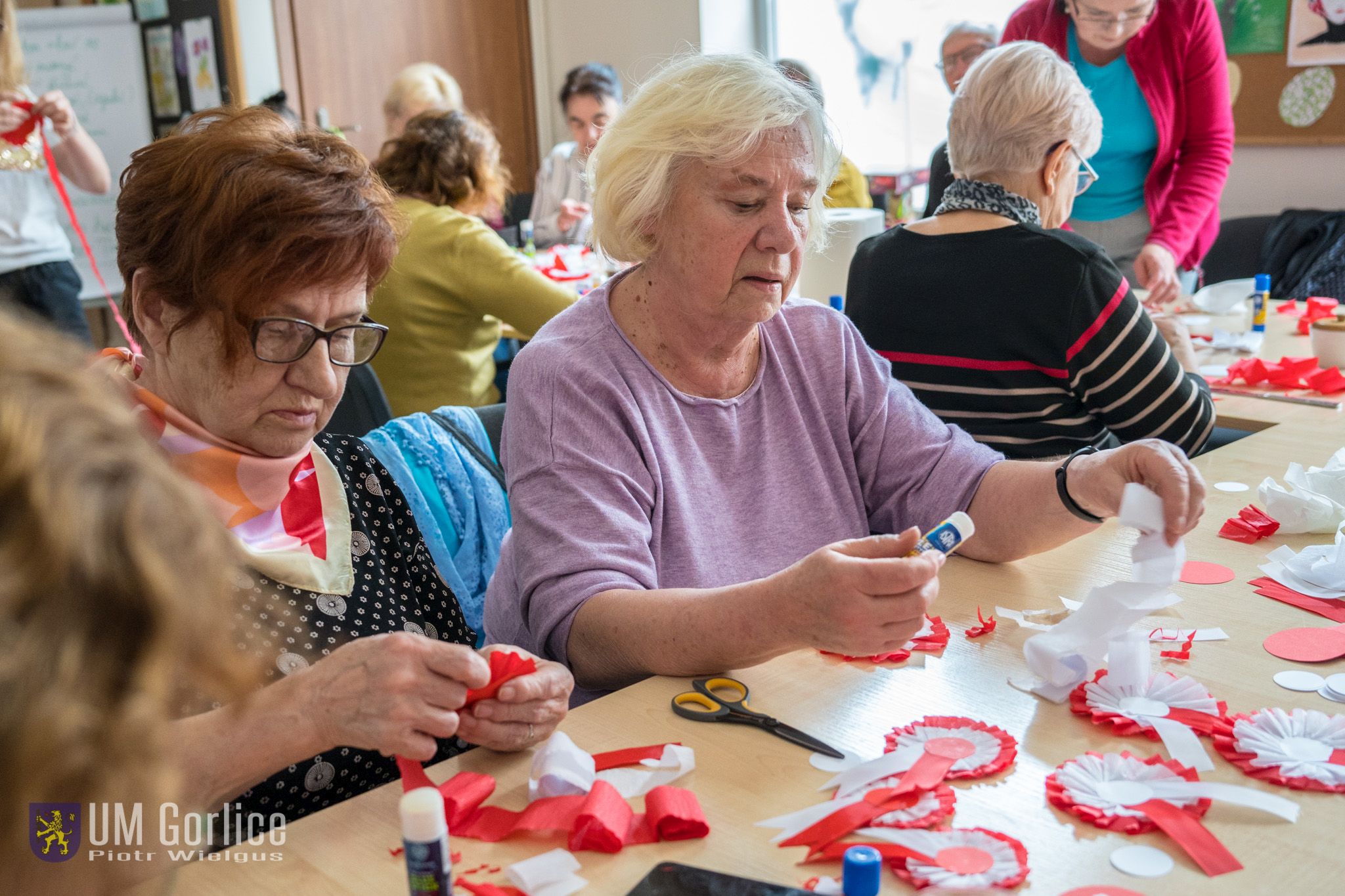 Seniorzy wykonują kotyliony.