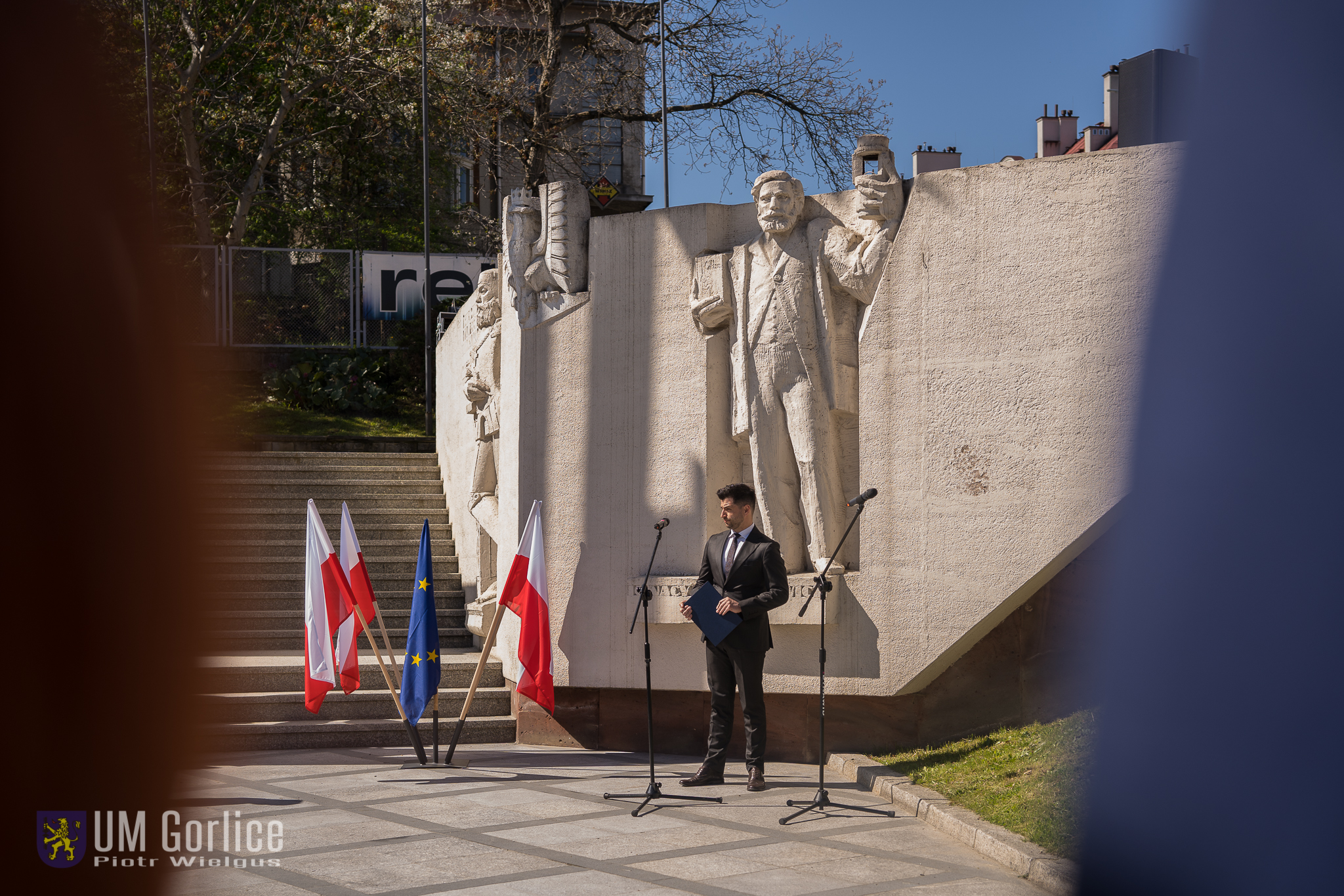 Zastępca Burmistrza Maista Gorlice Łukasz Bałajewicz pod Pomnikiem Tysiąclecia