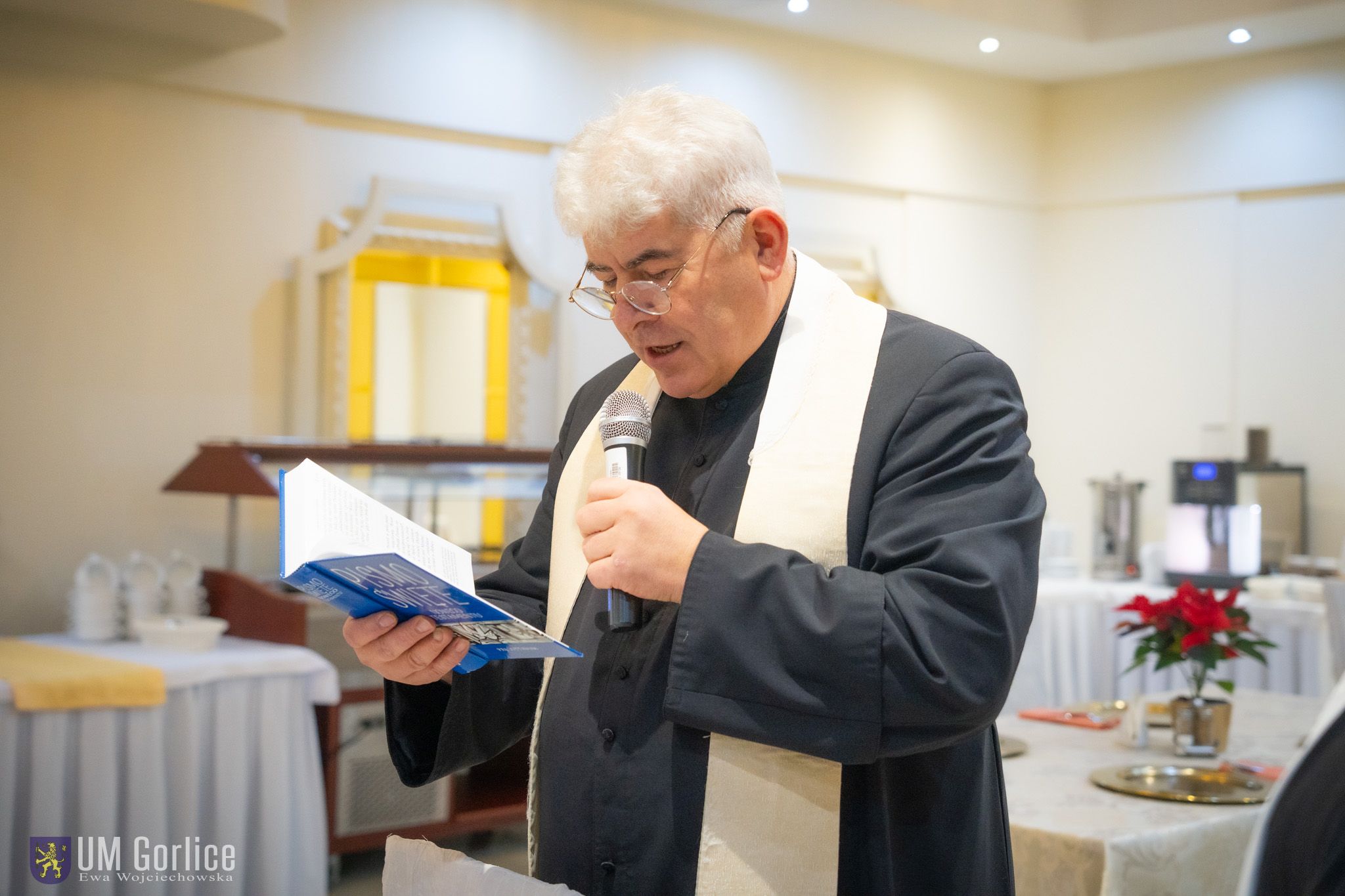 Ks. Gondek odmawia modlitwę.