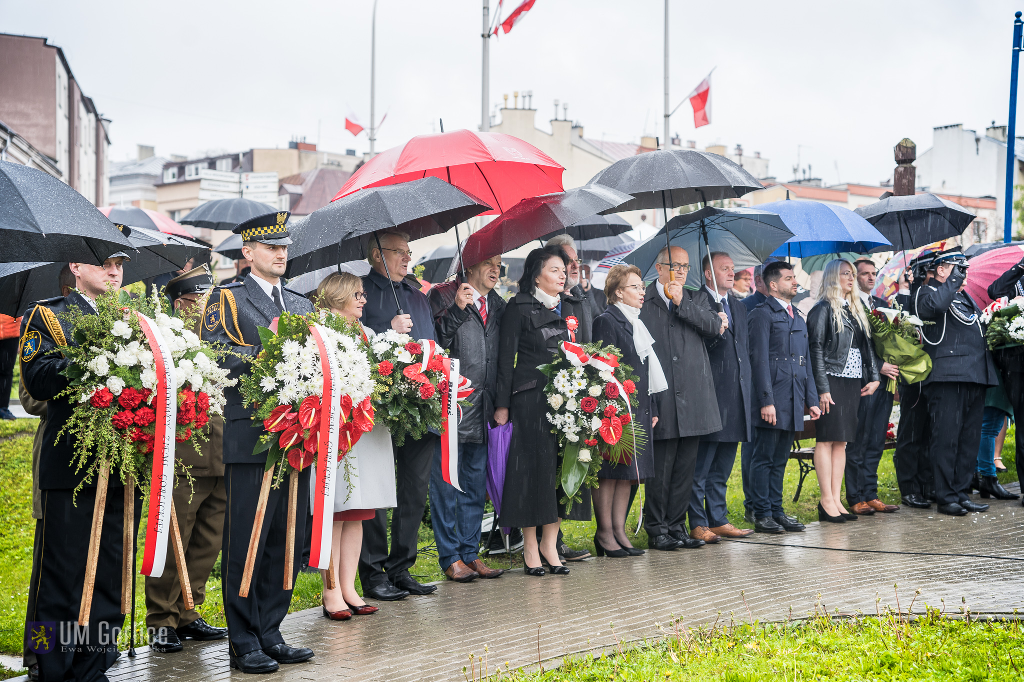 Zgormoadzeni pod Pomnikiem Niepodległości goście podczas obchodów Święta Konstytucji 3 Maja