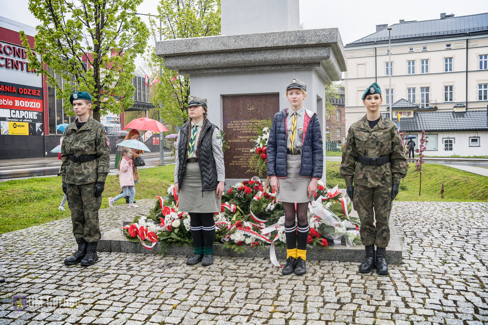 Harcerze pod Pomnikiem Niepodległości podczas obchodów Święta Konstytucji 3 Maja