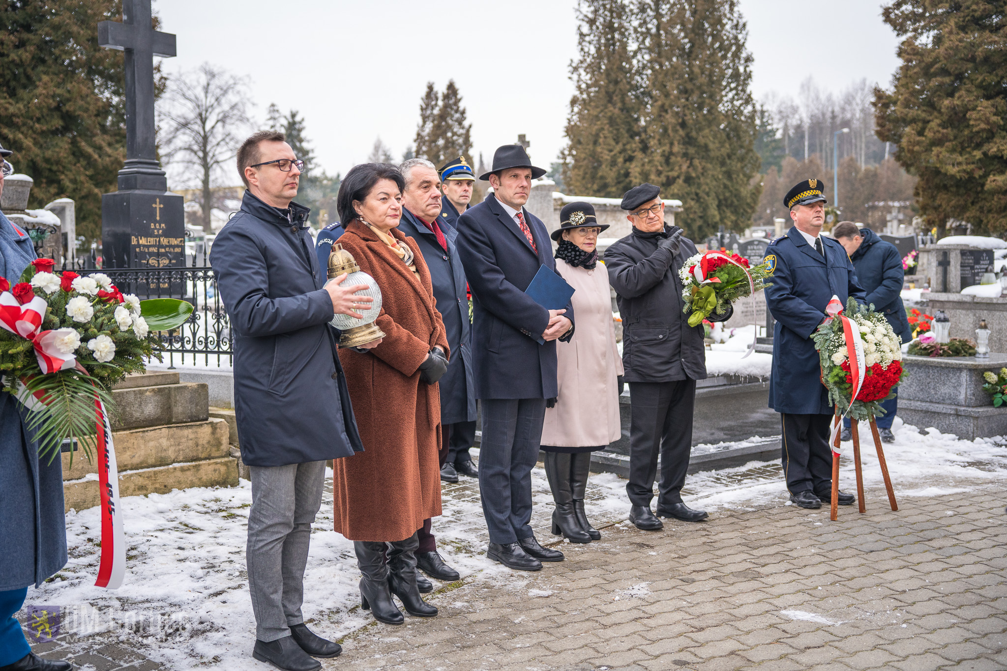 Samorządowcy ziemi gorlickiej na Cmantarzu Parafialnym, podczas obchodów 67. rocznicy śmierci ks. Świeykowskiego