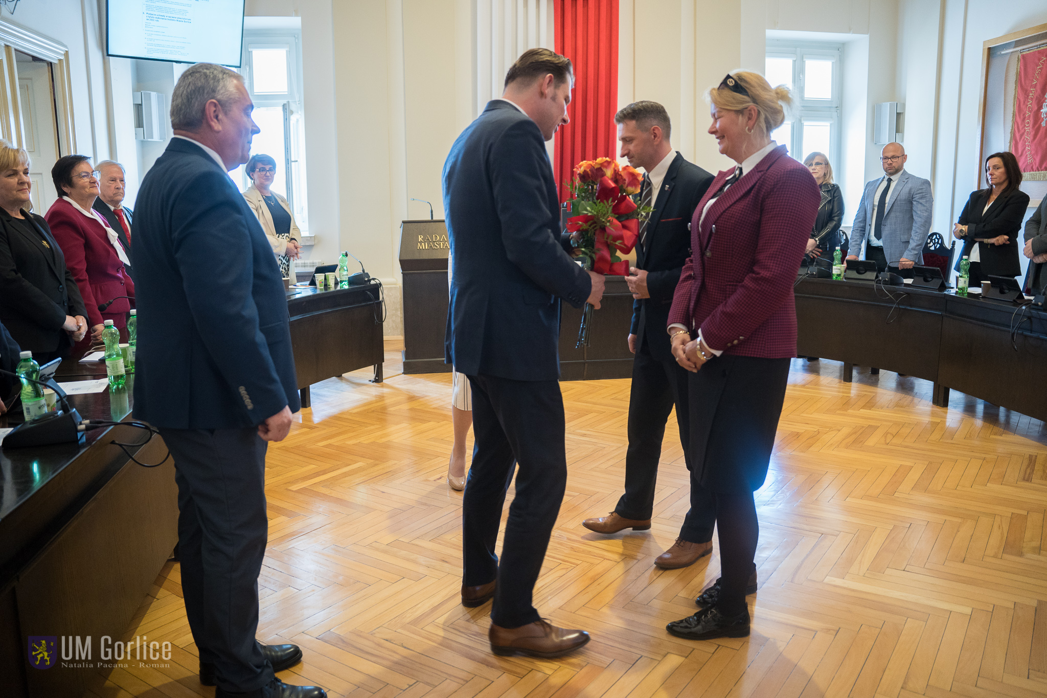 Wręczenie kwiatów burmistrzowi Rafałowi Kukli z okazji udzielenia wotum zaufania i absolutorium