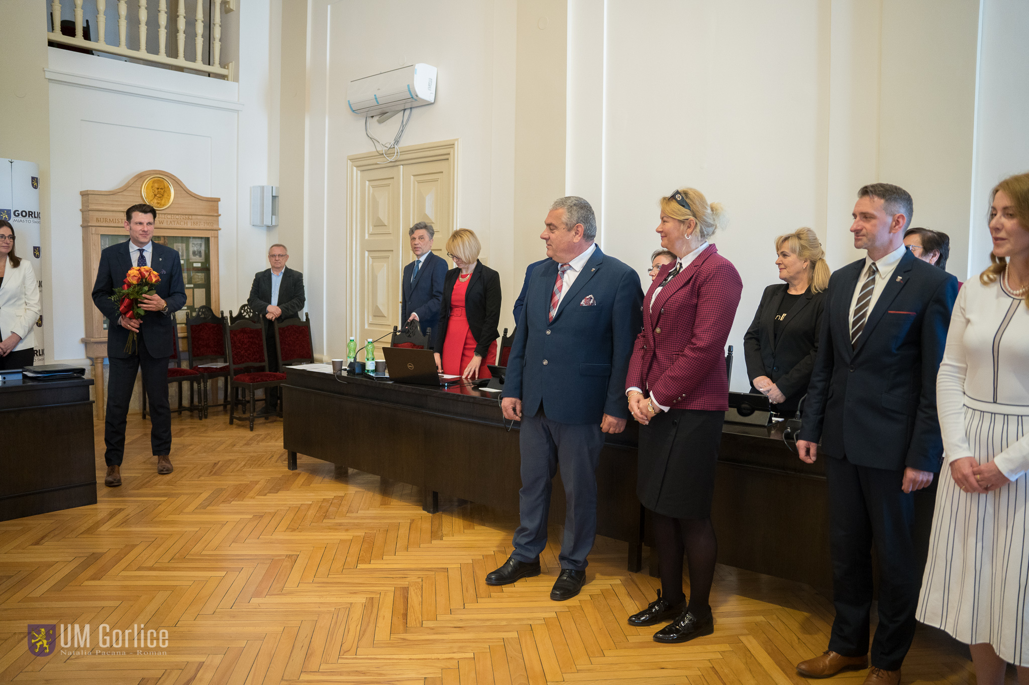 Radni podczas wręczania kwiatów Burmistrzowi