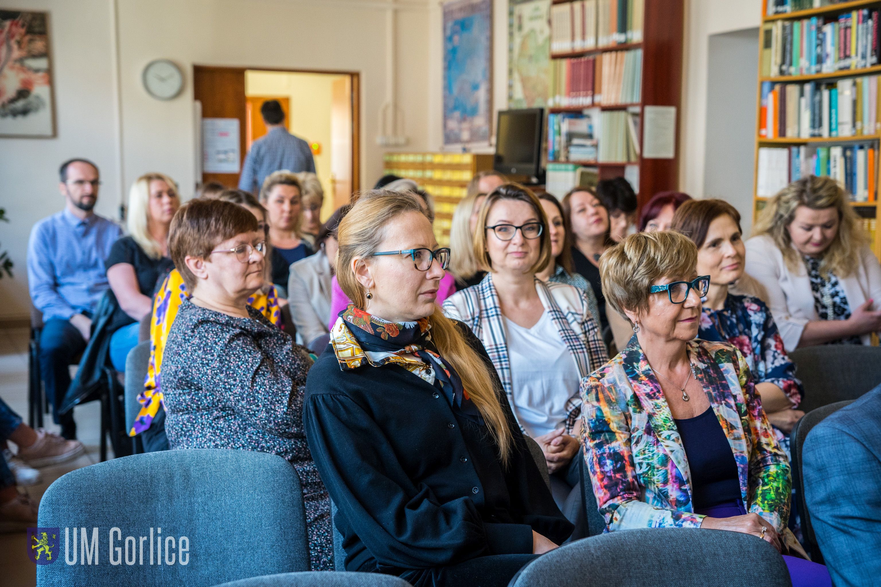 Uczestnicy spotkania w bibliotece.