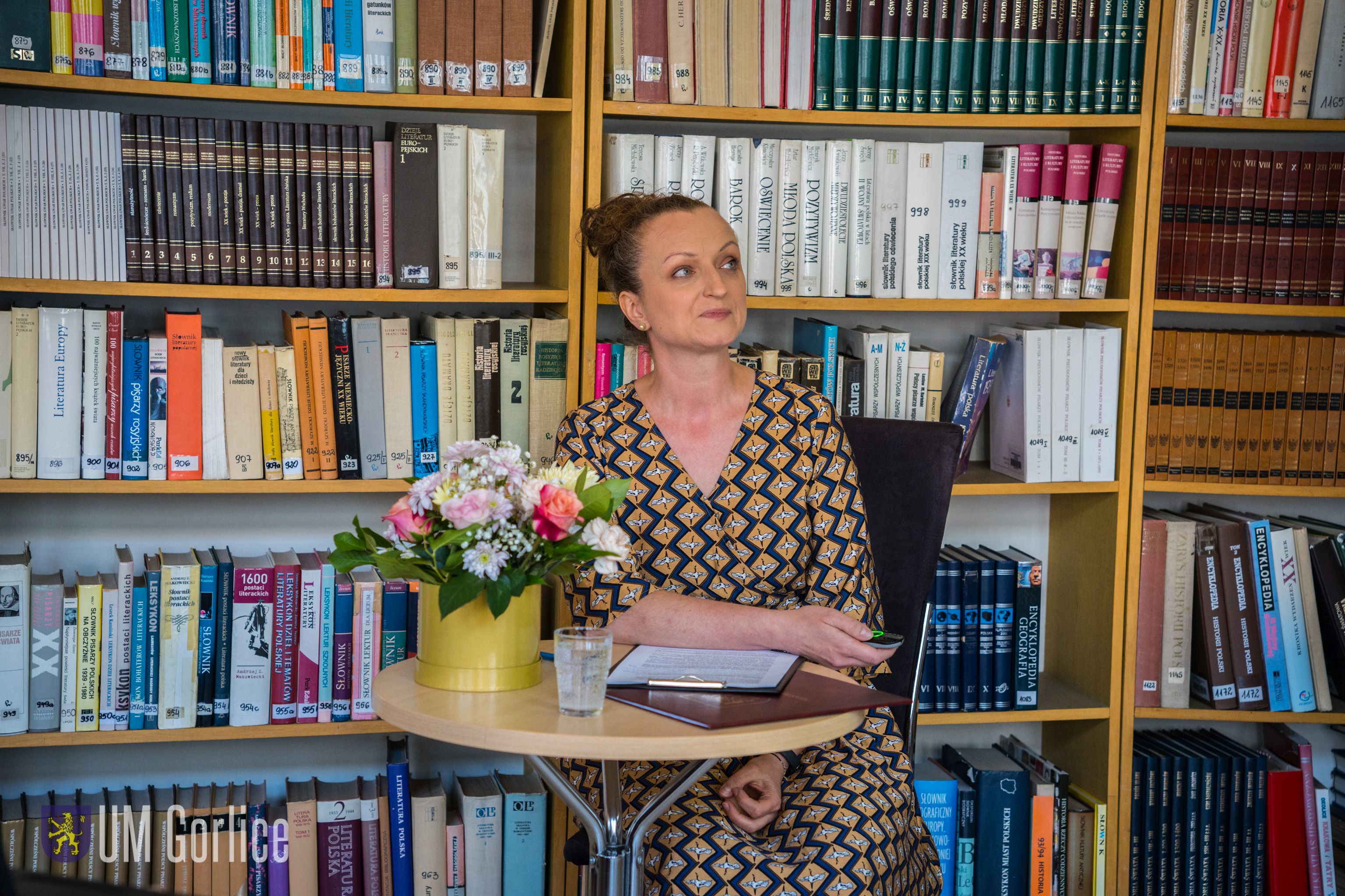 Dyrektor Biblioteki wygłasza wykład.