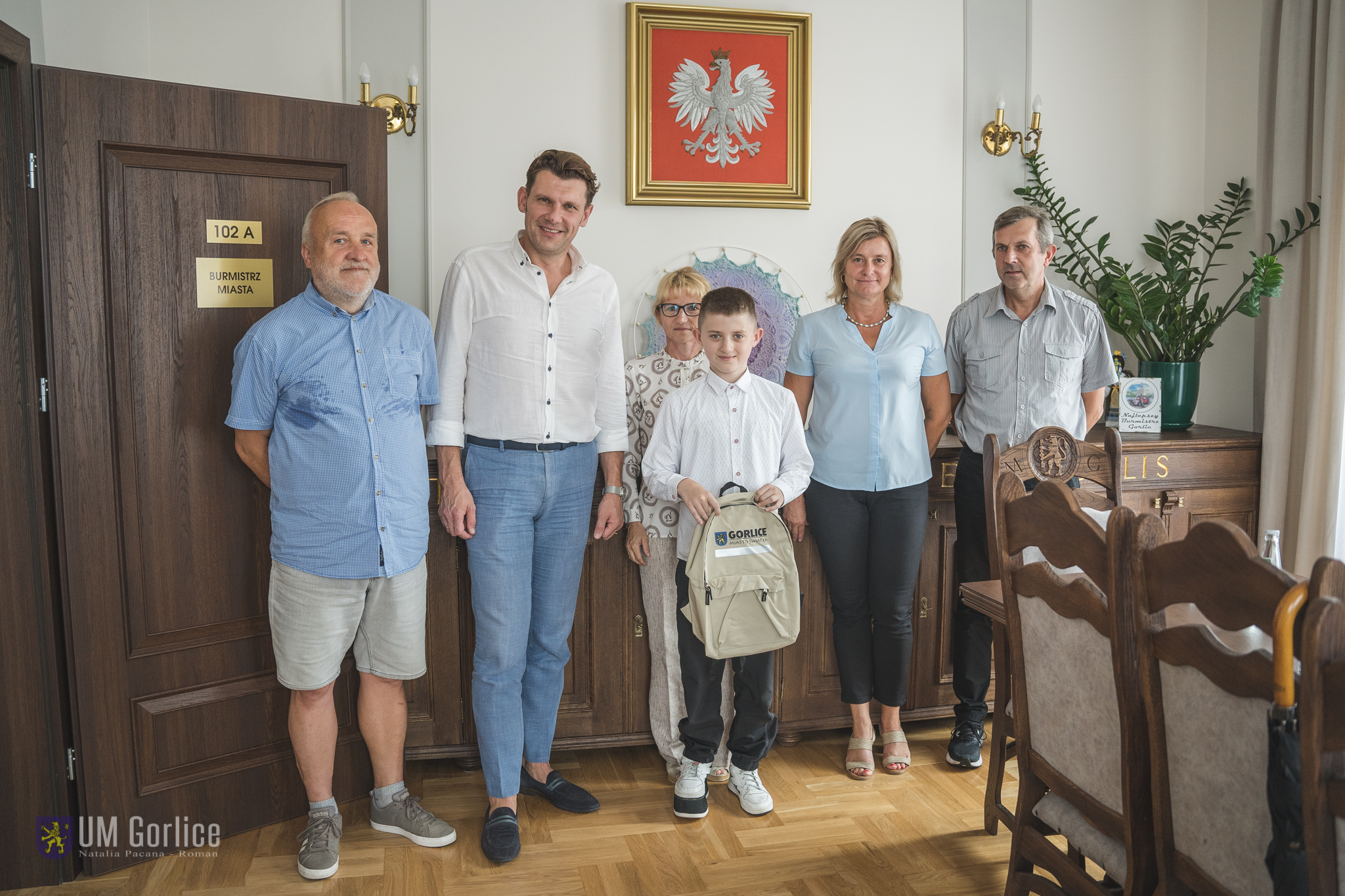 Tobiasz z rodzicami, trenerami i burmistrzem