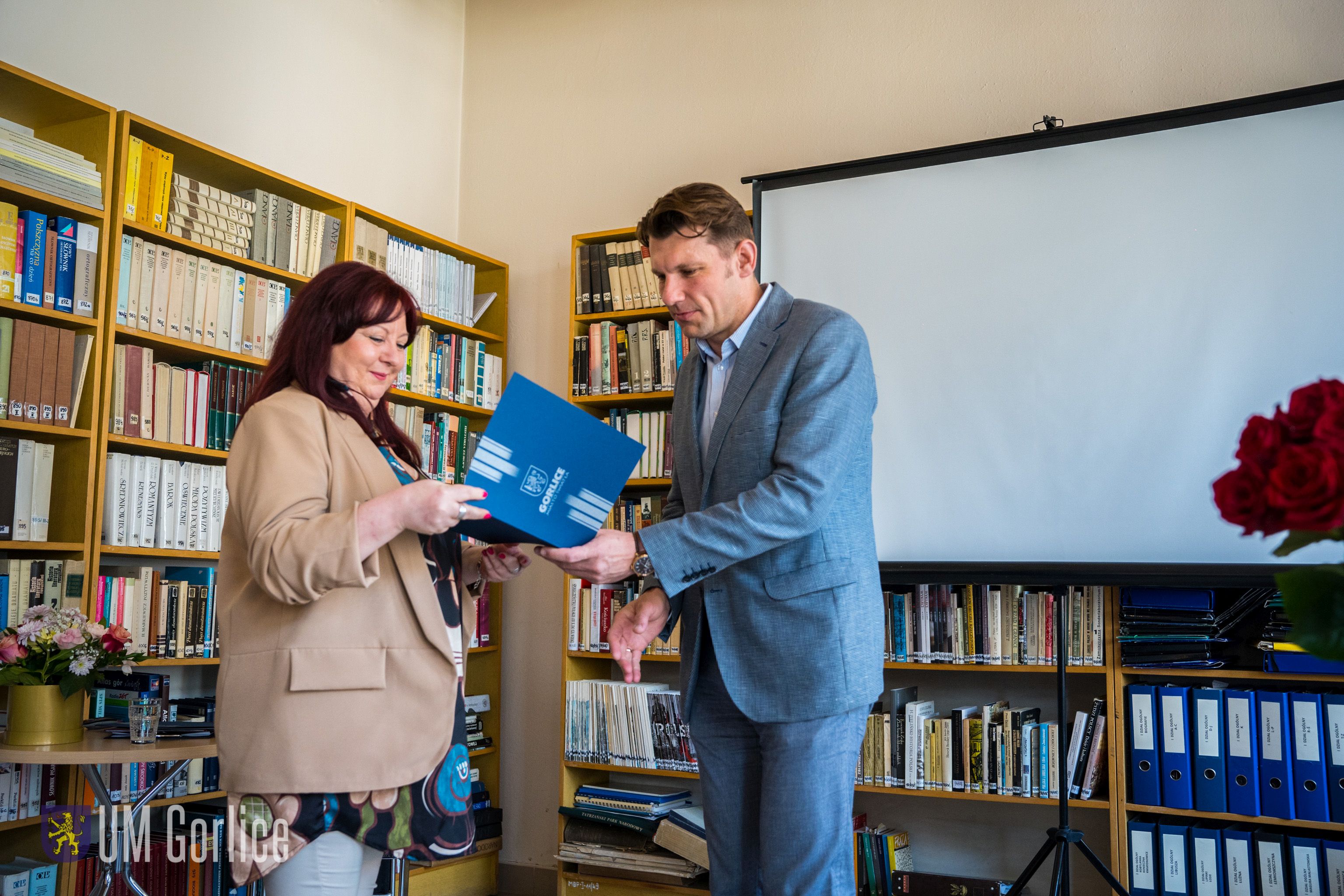Burmistrz Kukla wręcza nagrodę.