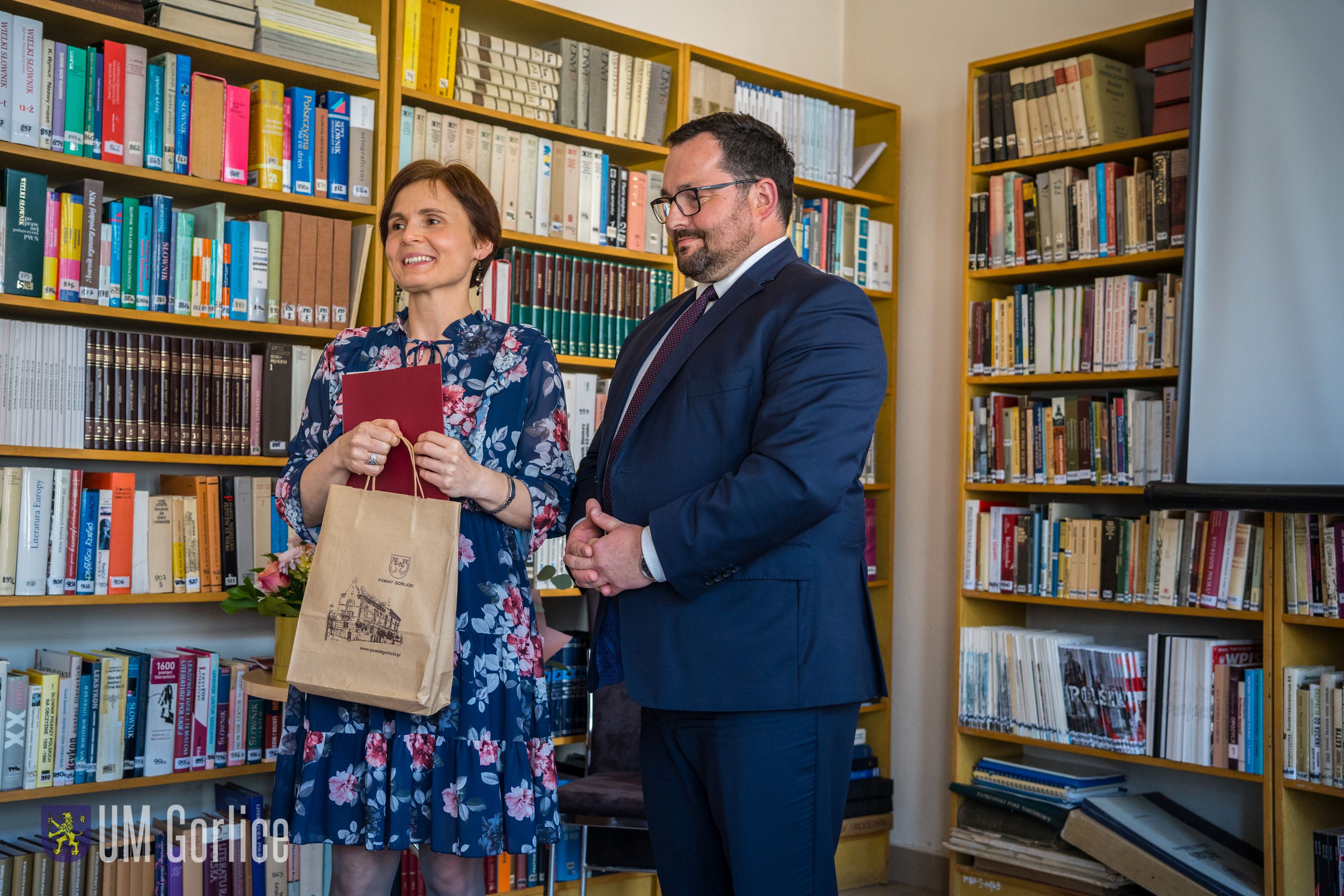 Starosta Waląg wręcza nagrodę.